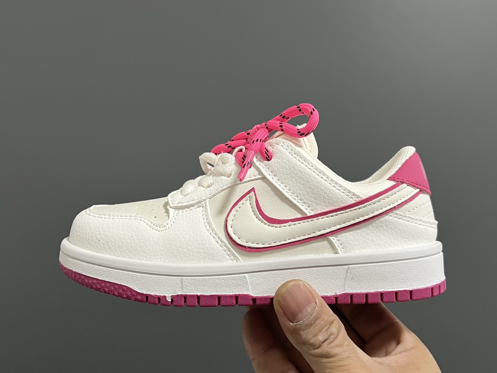 图片[4]-S比低帮联名卡通魔术贴儿童篮球鞋 尺码：26-37码 经典S比低帮款式🆕 可爱的卡通挂件 👍🏻 魔术贴设计，穿脱方便✌🏻-选品中心