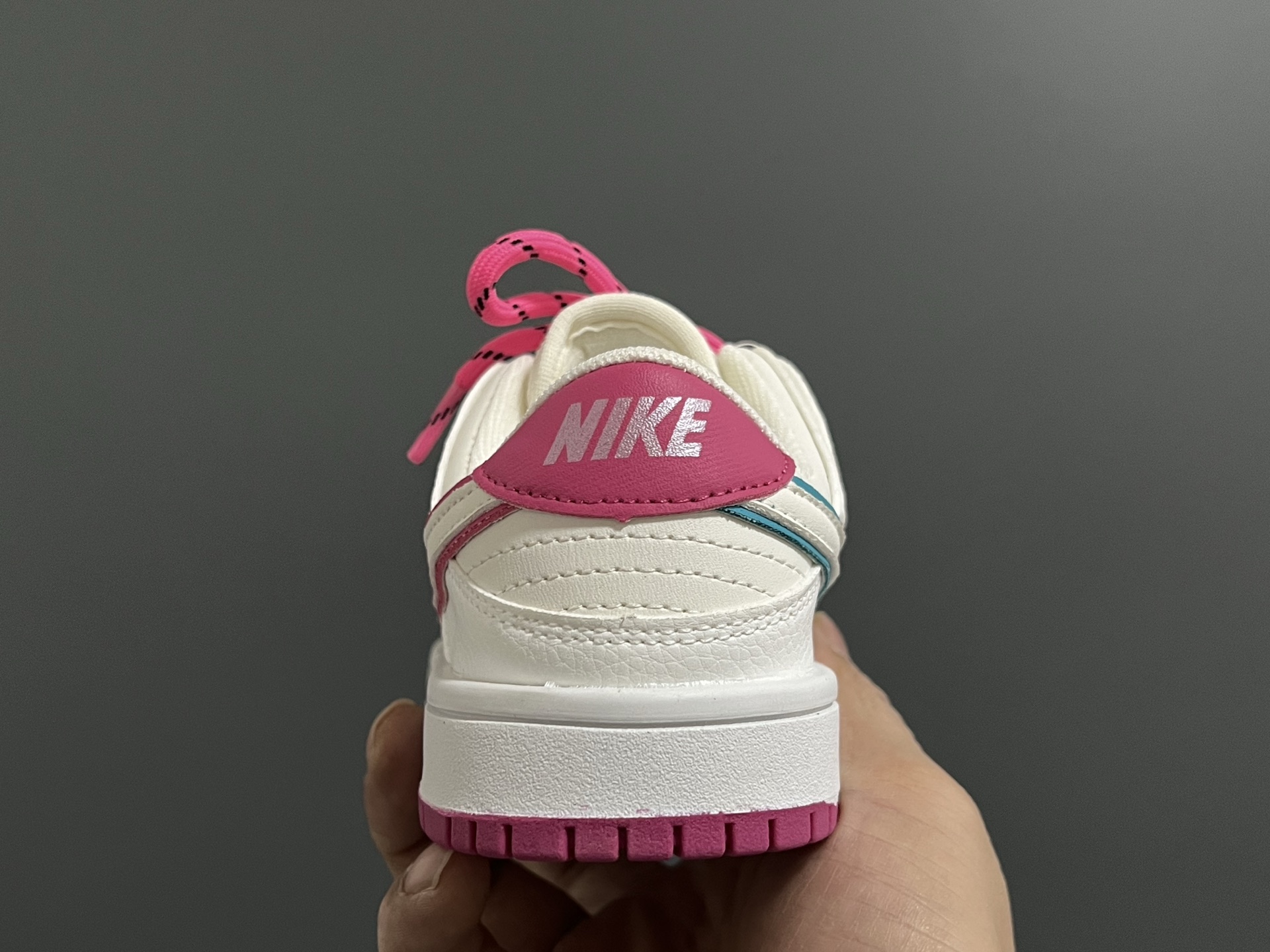 图片[7]-S比低帮联名卡通魔术贴儿童篮球鞋 尺码：26-37码 经典S比低帮款式🆕 可爱的卡通挂件 👍🏻 魔术贴设计，穿脱方便✌🏻-选品中心