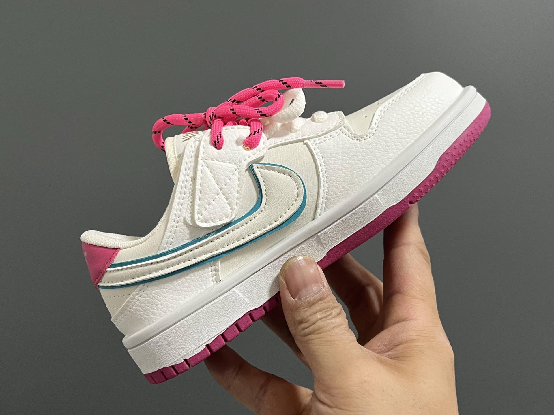 图片[6]-S比低帮联名卡通魔术贴儿童篮球鞋 尺码：26-37码 经典S比低帮款式🆕 可爱的卡通挂件 👍🏻 魔术贴设计，穿脱方便✌🏻-选品中心