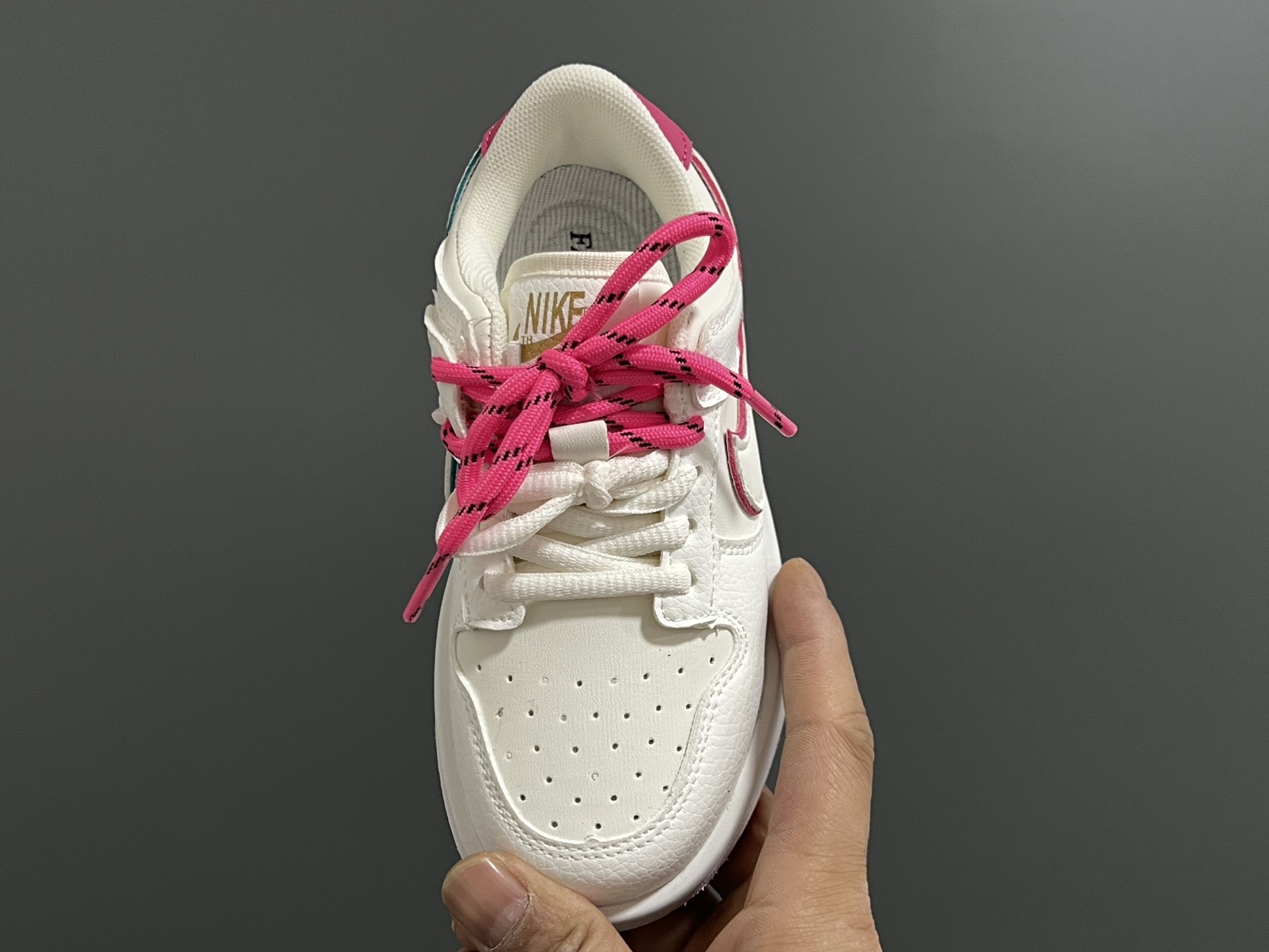 图片[8]-S比低帮联名卡通魔术贴儿童篮球鞋 尺码：26-37码 经典S比低帮款式🆕 可爱的卡通挂件 👍🏻 魔术贴设计，穿脱方便✌🏻-选品中心