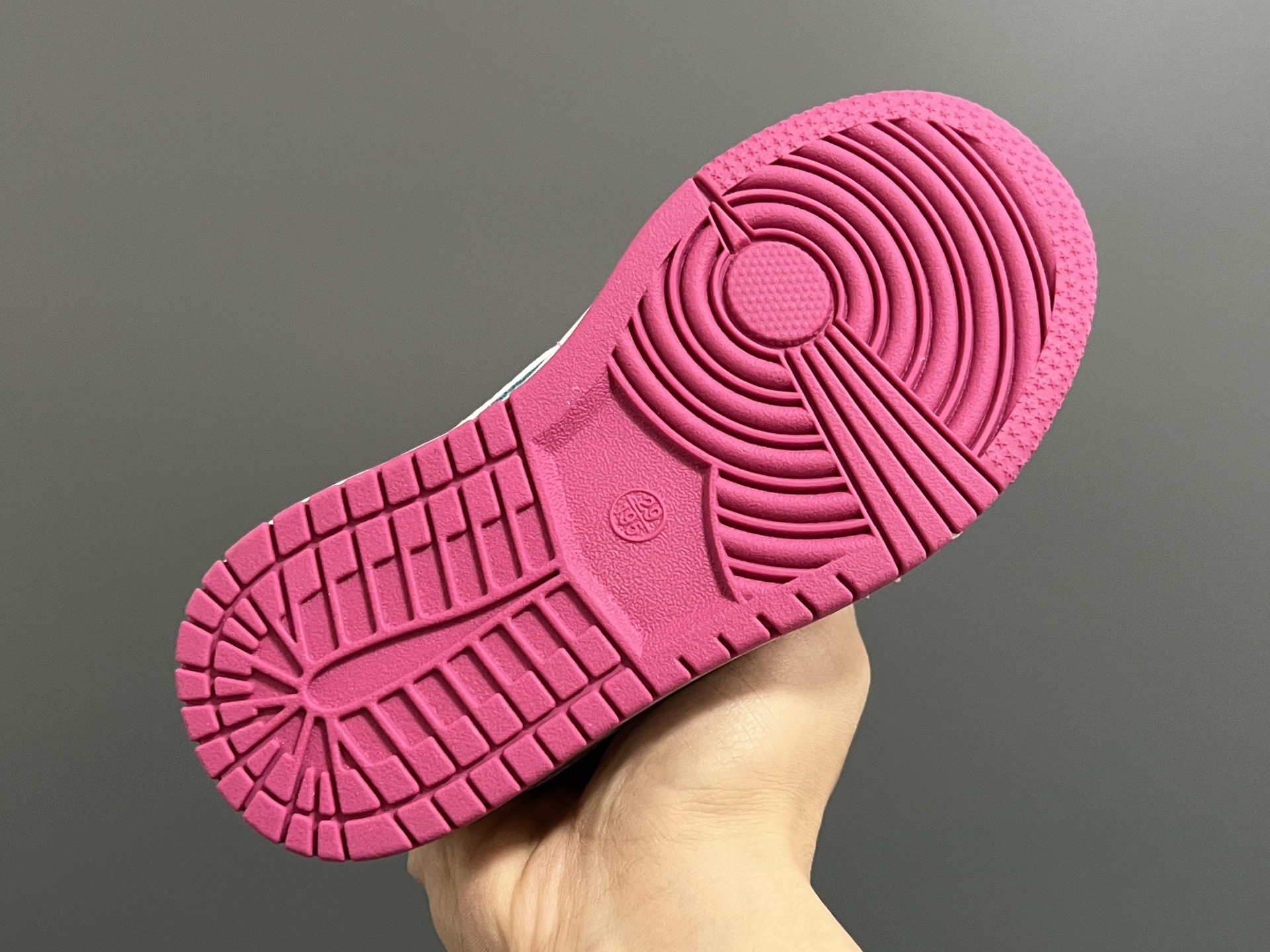 图片[5]-S比低帮联名卡通魔术贴儿童篮球鞋 尺码：26-37码 经典S比低帮款式🆕 可爱的卡通挂件 👍🏻 魔术贴设计，穿脱方便✌🏻-选品中心