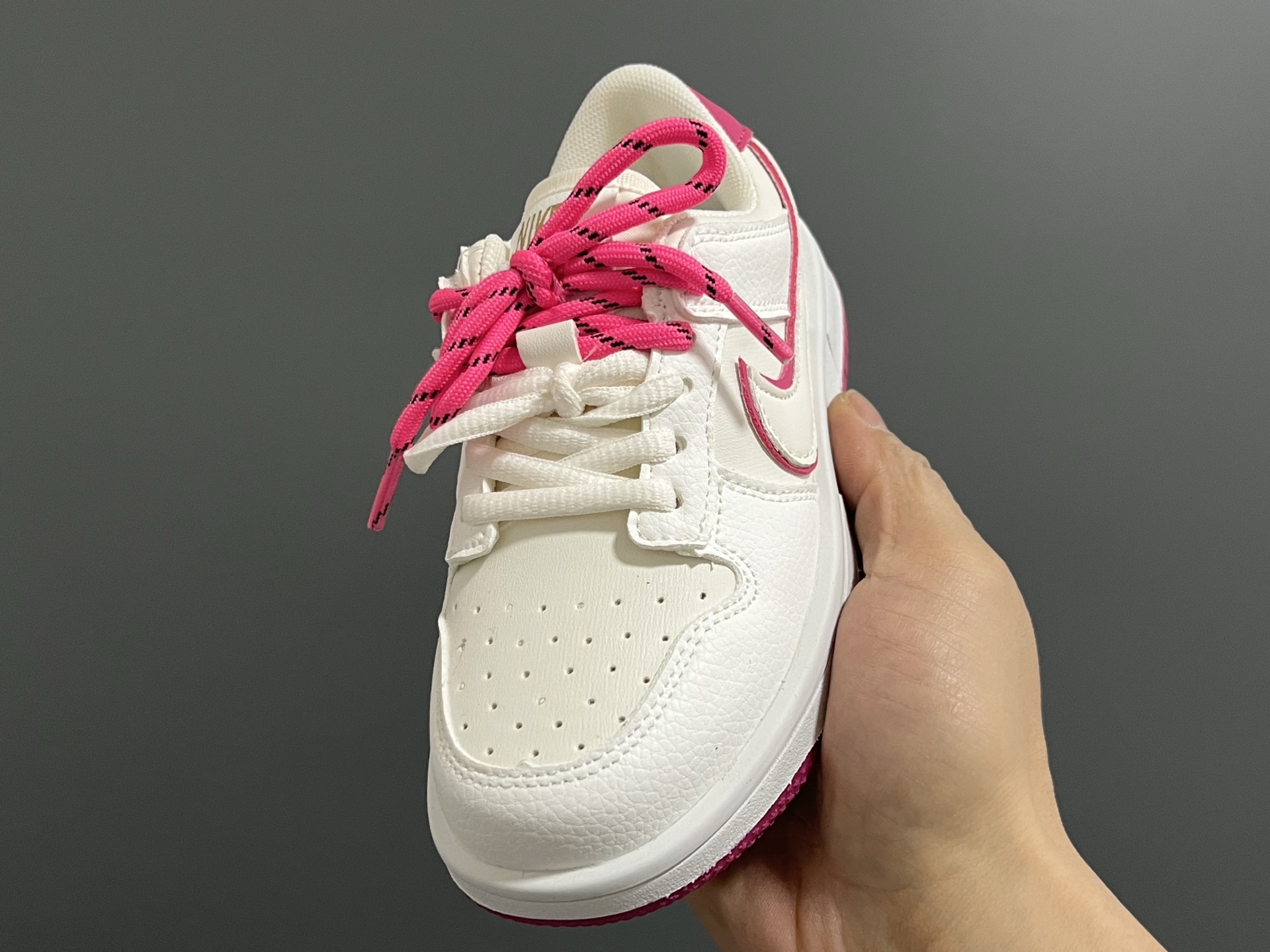 图片[3]-S比低帮联名卡通魔术贴儿童篮球鞋 尺码：26-37码 经典S比低帮款式🆕 可爱的卡通挂件 👍🏻 魔术贴设计，穿脱方便✌🏻-选品中心