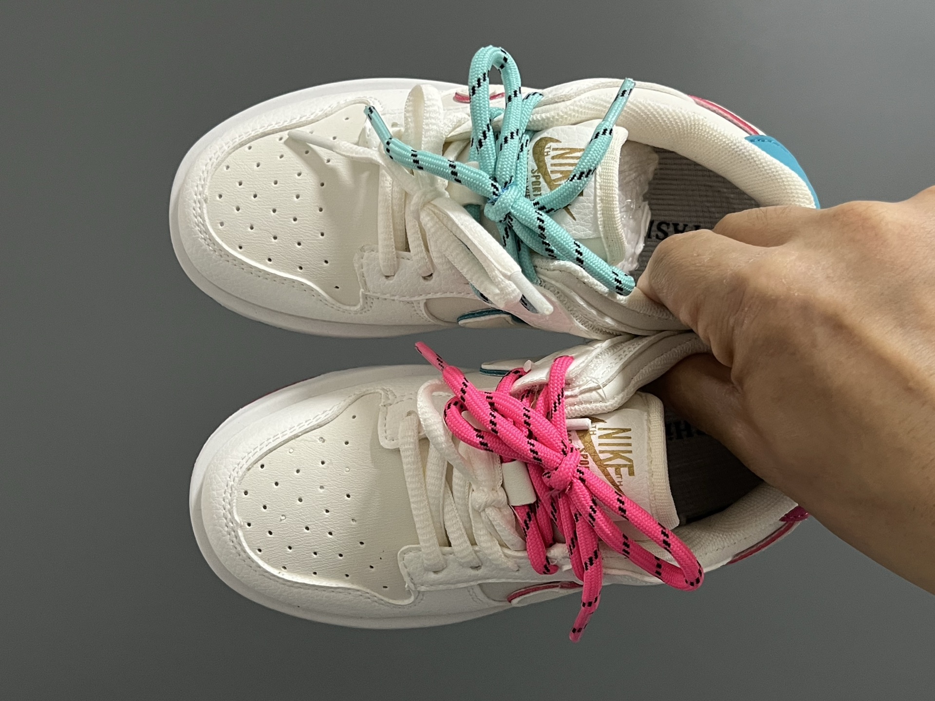 SB低帮联名卡通魔术贴儿童篮球鞋 尺码：26-37码 经典S比低帮款式🆕 可爱的卡通挂件 👍🏻 魔术贴设计，穿脱方便✌🏻-选品中心