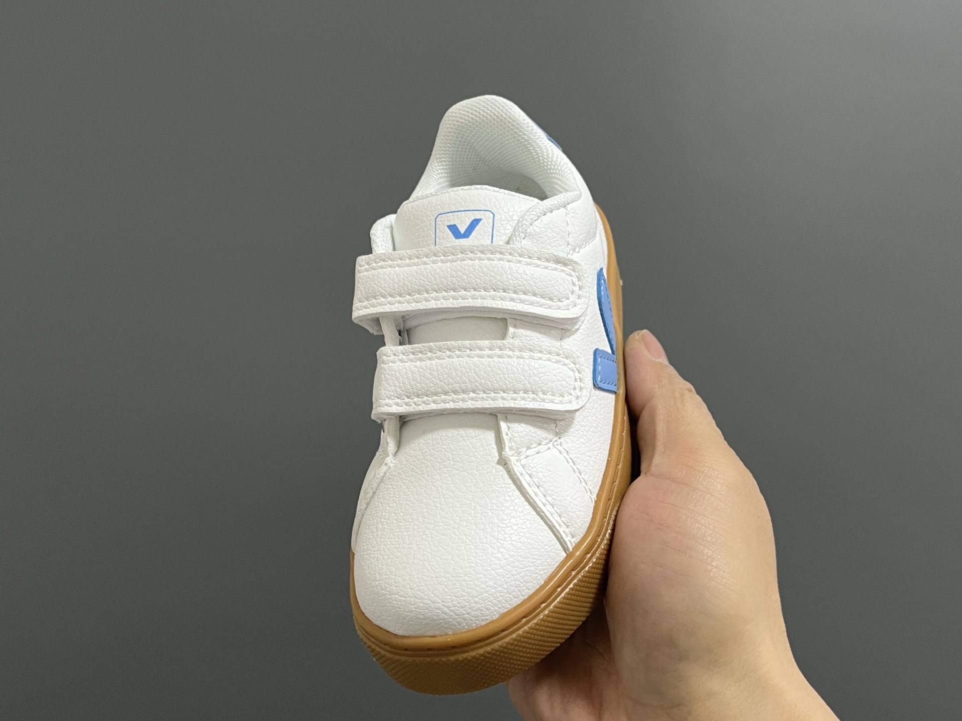 图片[3]-法国VEJA魔术贴儿童板鞋 尺码：28-37码 小众品牌VEJA，作为法国🇫🇷的国民品牌 基本人手一双，经典又百搭❤️ 优质皮料，质感满满💯 双魔术贴设计，穿脱超方便✌🏻 耐磨防滑大底，脚感超赞👍🏻-选品中心