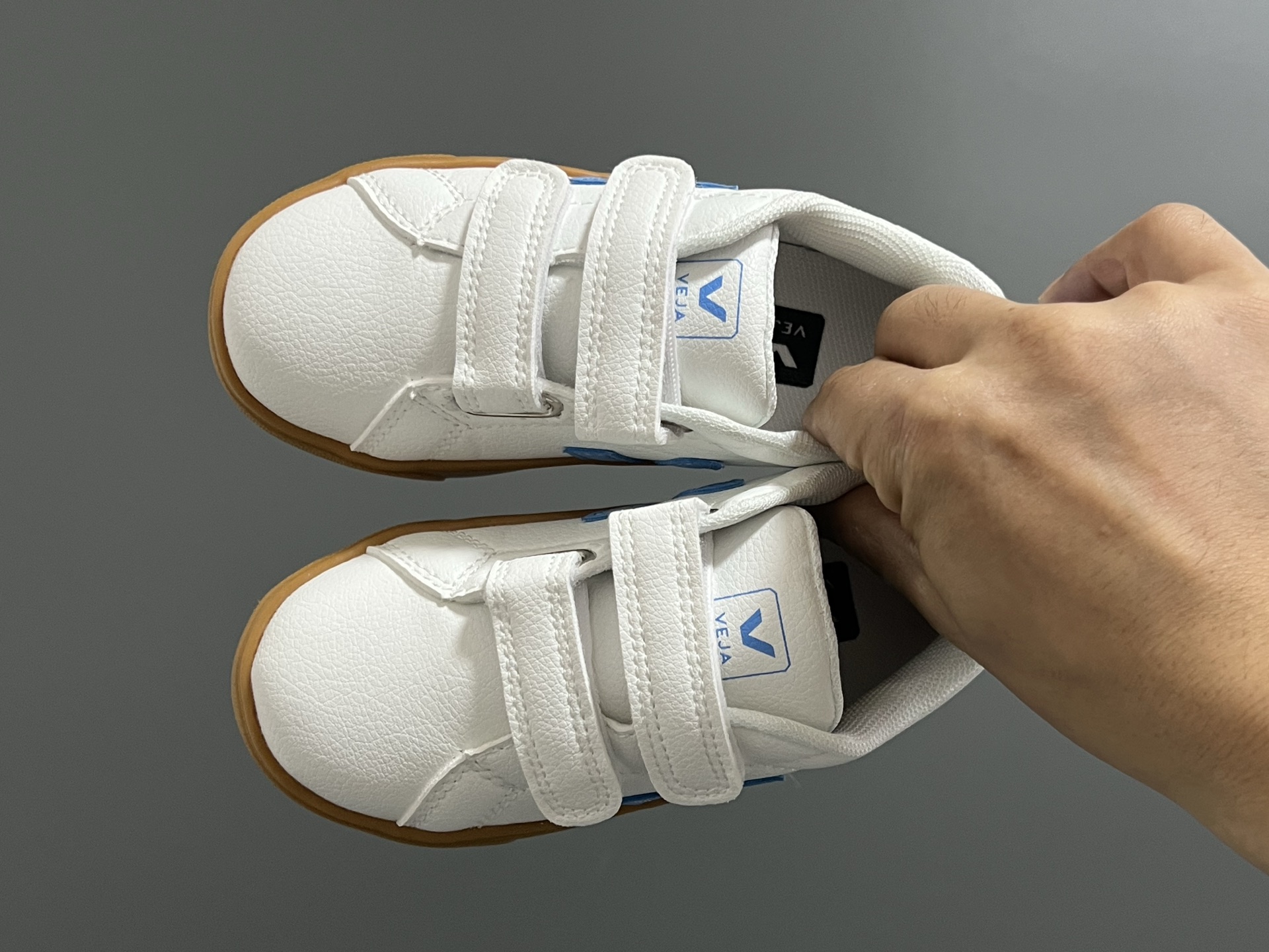 图片[2]-法国VEJA魔术贴儿童板鞋 尺码：28-37码 小众品牌VEJA，作为法国🇫🇷的国民品牌 基本人手一双，经典又百搭❤️ 优质皮料，质感满满💯 双魔术贴设计，穿脱超方便✌🏻 耐磨防滑大底，脚感超赞👍🏻-选品中心