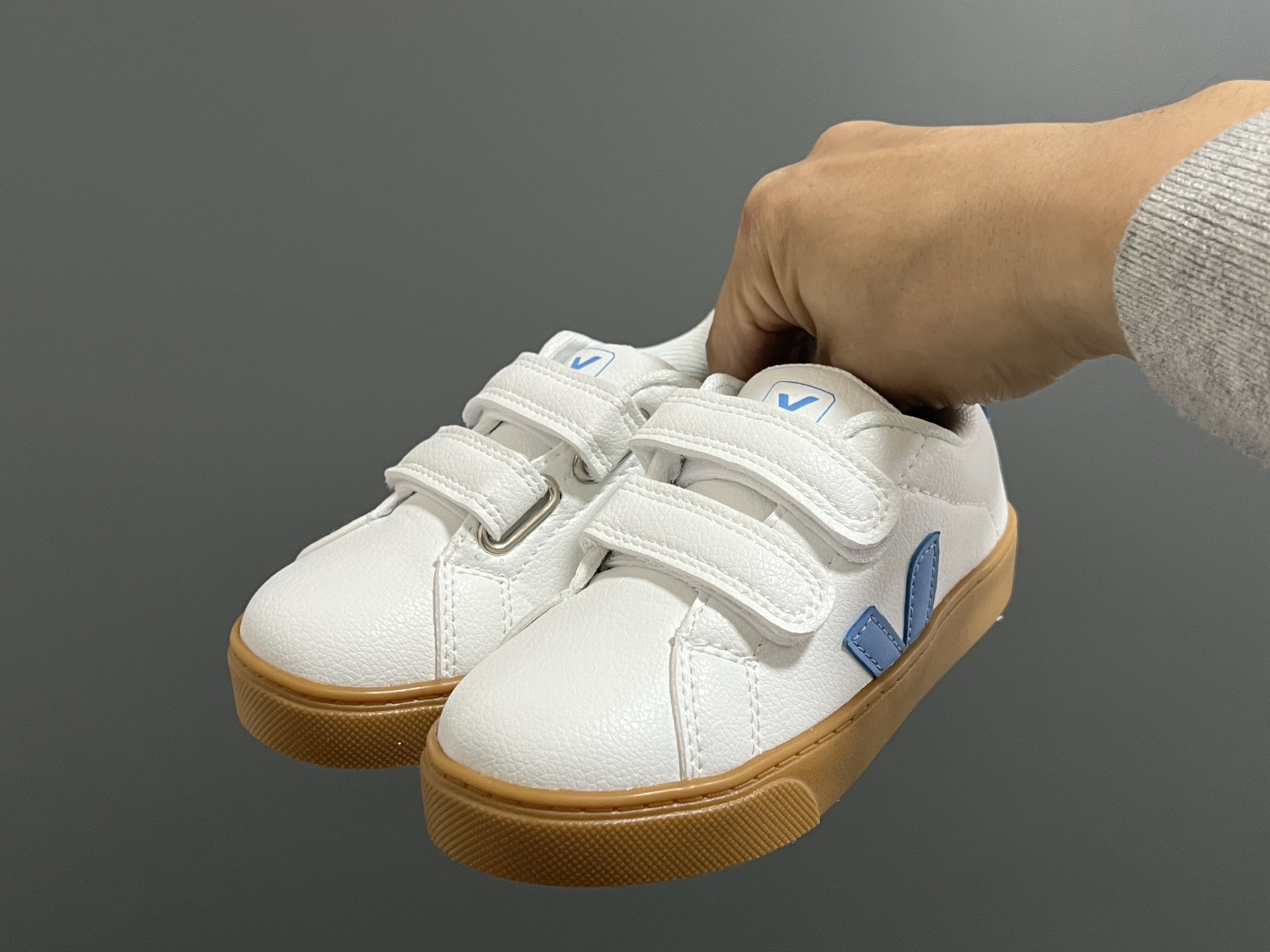 法国VEJA魔术贴儿童板鞋 尺码:28-37码 小众品牌VEJA,作为法国🇫🇷的国民品牌 基本人手一双,经典又百搭❤️ 优质皮料,质感满满💯 双魔术贴设计,穿脱超方便✌🏻 耐磨防滑大底,脚感超赞👍🏻-选品中心