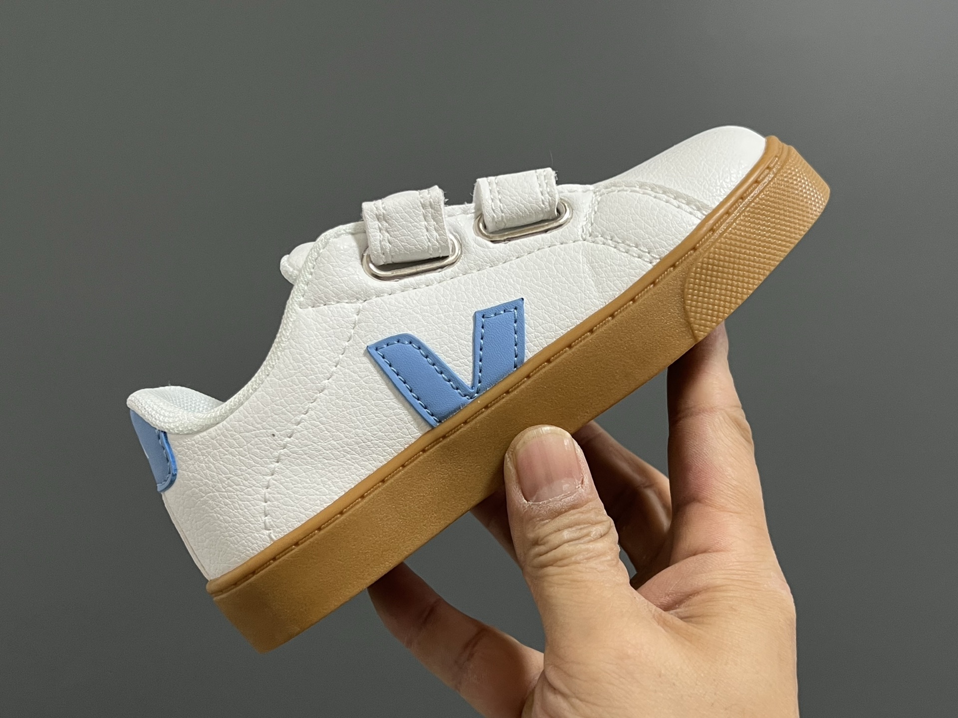 图片[7]-法国VEJA魔术贴儿童板鞋 尺码：28-37码 小众品牌VEJA，作为法国🇫🇷的国民品牌 基本人手一双，经典又百搭❤️ 优质皮料，质感满满💯 双魔术贴设计，穿脱超方便✌🏻 耐磨防滑大底，脚感超赞👍🏻-选品中心