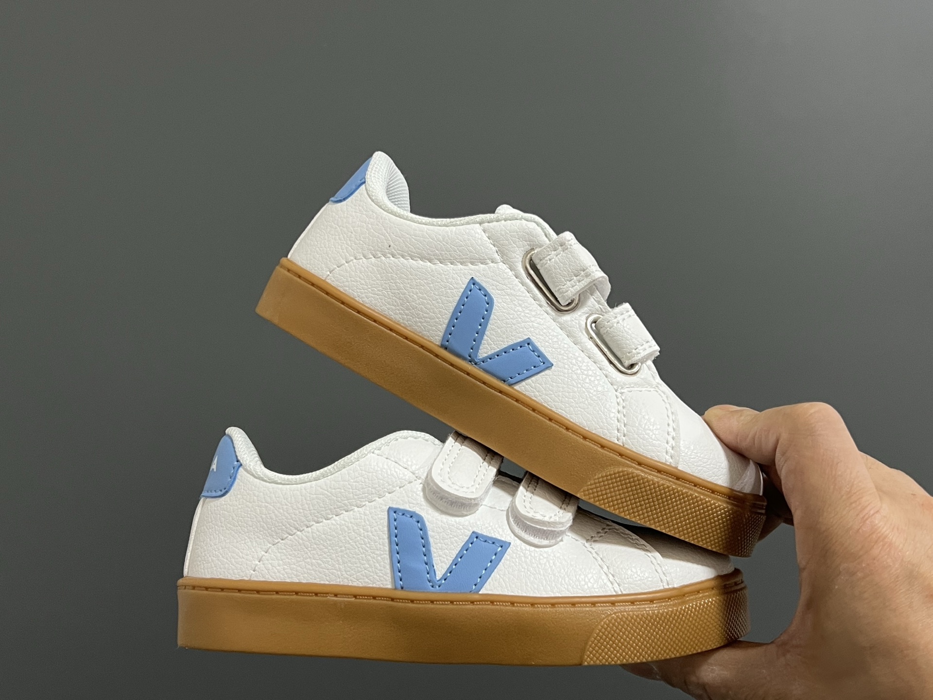 图片[9]-法国VEJA魔术贴儿童板鞋 尺码：28-37码 小众品牌VEJA，作为法国🇫🇷的国民品牌 基本人手一双，经典又百搭❤️ 优质皮料，质感满满💯 双魔术贴设计，穿脱超方便✌🏻 耐磨防滑大底，脚感超赞👍🏻-选品中心