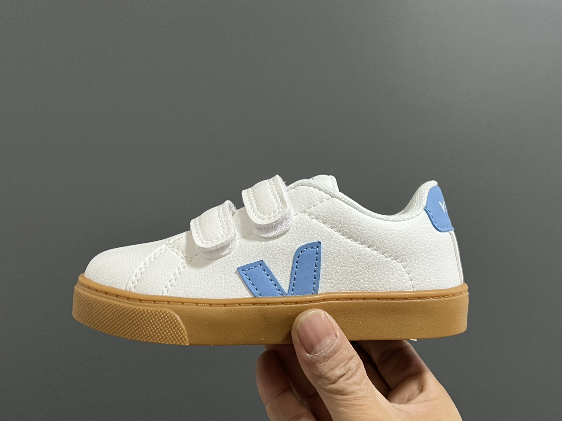 图片[4]-法国VEJA魔术贴儿童板鞋 尺码：28-37码 小众品牌VEJA，作为法国🇫🇷的国民品牌 基本人手一双，经典又百搭❤️ 优质皮料，质感满满💯 双魔术贴设计，穿脱超方便✌🏻 耐磨防滑大底，脚感超赞👍🏻-选品中心