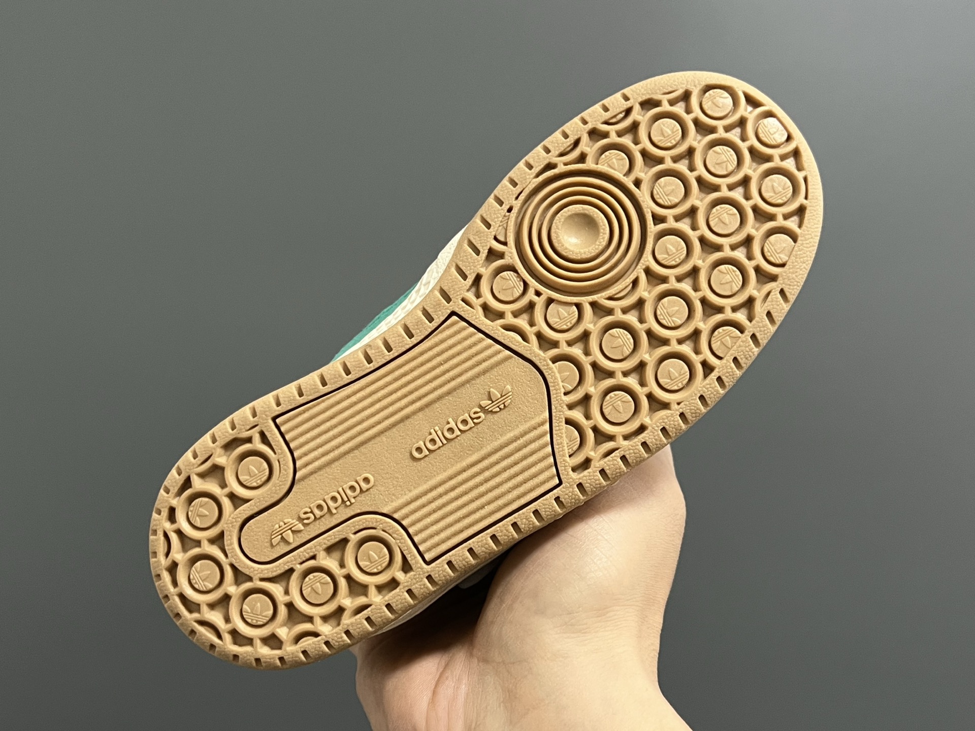 图片[7]-‼️‼️‼️ A家新款复古儿童魔术贴板鞋 尺码：26-37码 超赞的复古板鞋🆕 优质皮料，质感满满💯 魔术贴➕松紧带设计，穿脱方便✌🏻 橡胶耐磨防滑大底，脚感超赞👍🏻-选品中心