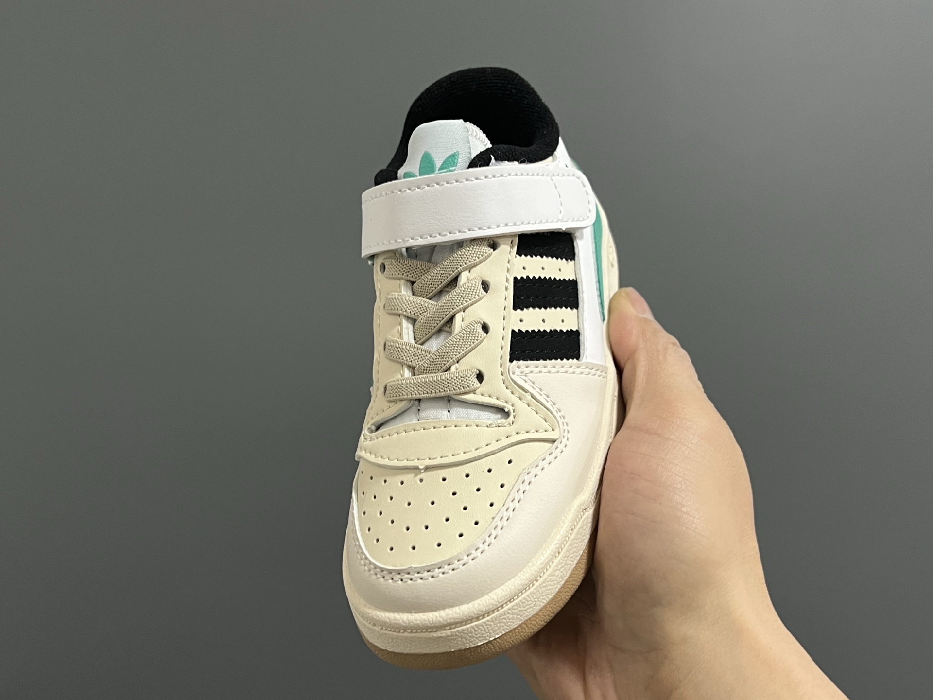 图片[3]-‼️‼️‼️ A家新款复古儿童魔术贴板鞋 尺码：26-37码 超赞的复古板鞋🆕 优质皮料，质感满满💯 魔术贴➕松紧带设计，穿脱方便✌🏻 橡胶耐磨防滑大底，脚感超赞👍🏻-选品中心