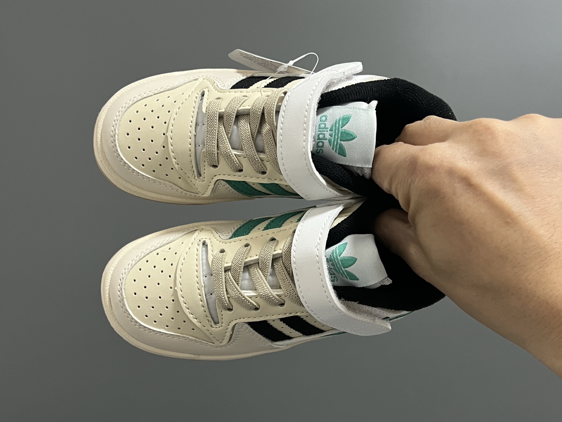 ‼️‼️‼️ A家新款复古儿童魔术贴板鞋 尺码：26-37码 超赞的复古板鞋🆕 优质皮料，质感满满💯 魔术贴➕松紧带设计，穿脱方便✌🏻 橡胶耐磨防滑大底，脚感超赞👍🏻-选品中心