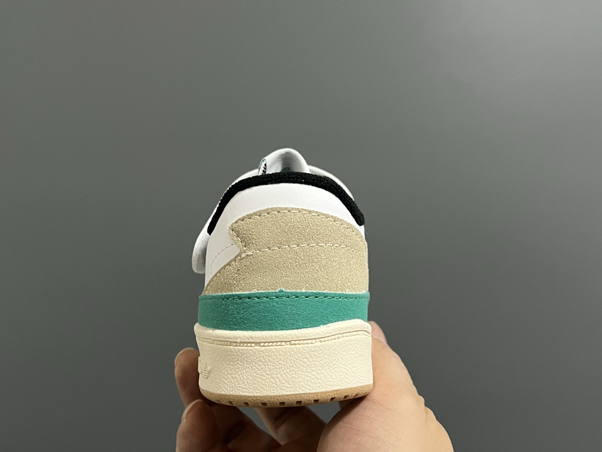 图片[5]-‼️‼️‼️ A家新款复古儿童魔术贴板鞋 尺码：26-37码 超赞的复古板鞋🆕 优质皮料，质感满满💯 魔术贴➕松紧带设计，穿脱方便✌🏻 橡胶耐磨防滑大底，脚感超赞👍🏻-选品中心