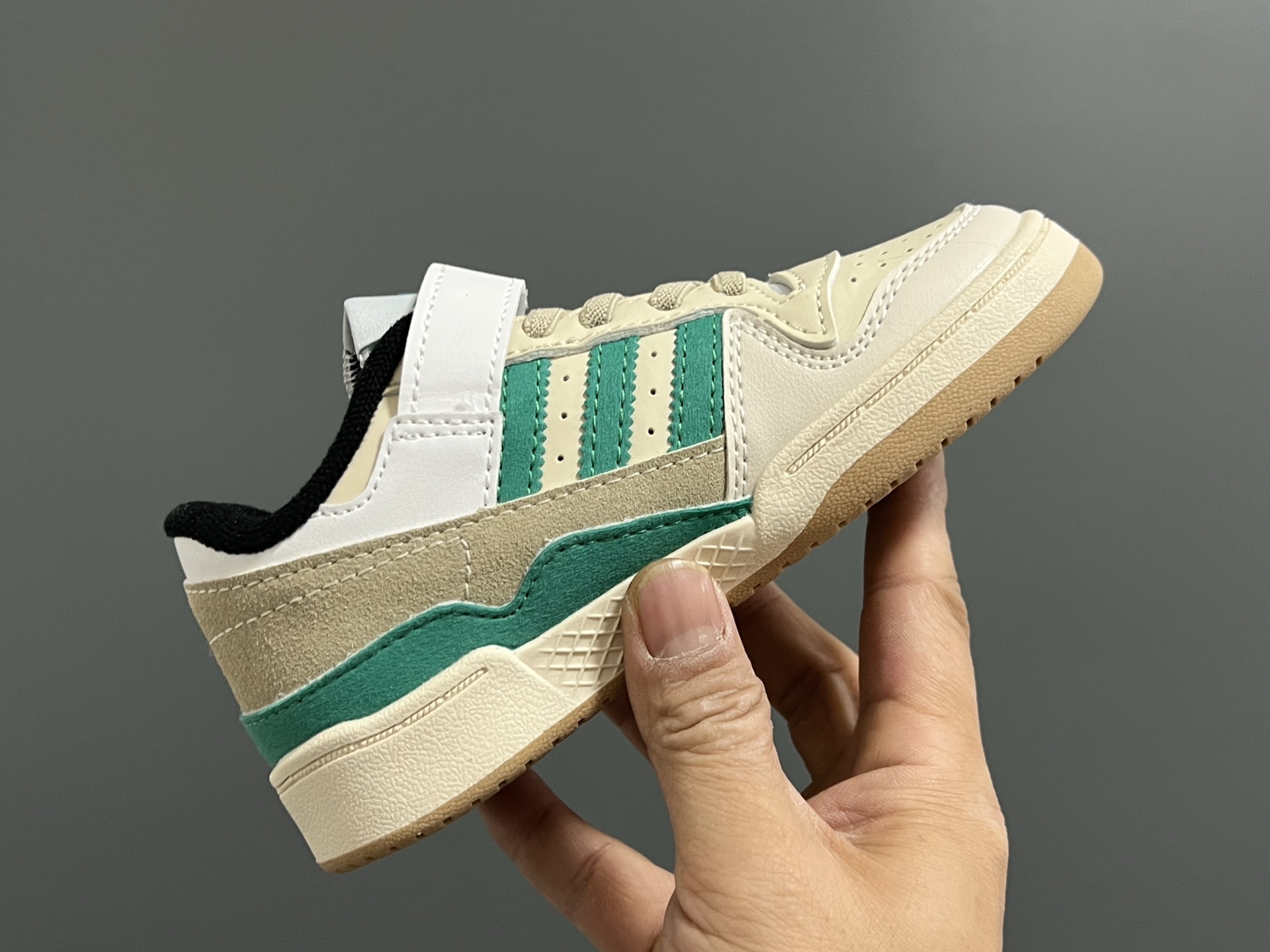 图片[8]-‼️‼️‼️ A家新款复古儿童魔术贴板鞋 尺码：26-37码 超赞的复古板鞋🆕 优质皮料，质感满满💯 魔术贴➕松紧带设计，穿脱方便✌🏻 橡胶耐磨防滑大底，脚感超赞👍🏻-选品中心