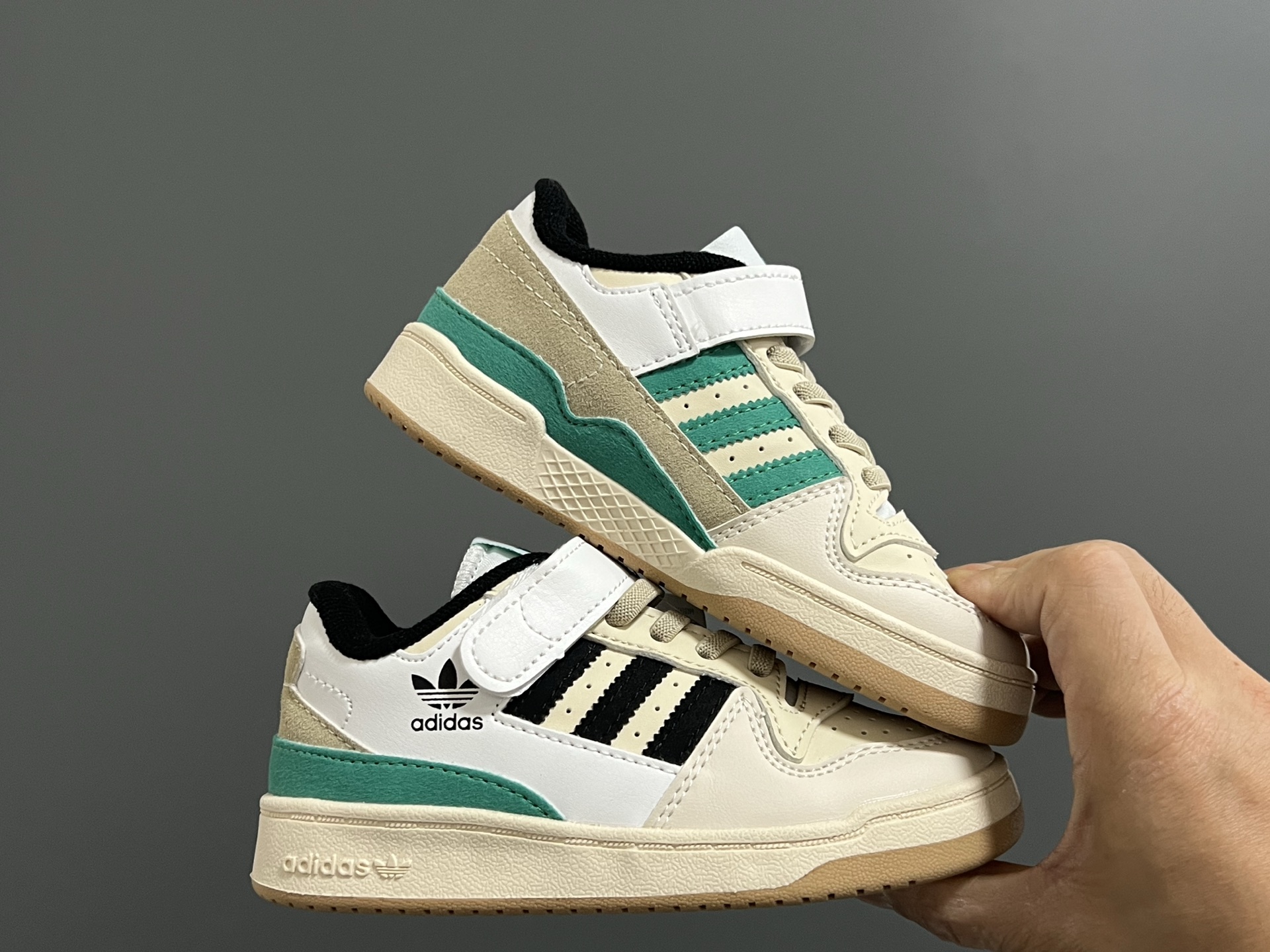 图片[9]-‼️‼️‼️ A家新款复古儿童魔术贴板鞋 尺码：26-37码 超赞的复古板鞋🆕 优质皮料，质感满满💯 魔术贴➕松紧带设计，穿脱方便✌🏻 橡胶耐磨防滑大底，脚感超赞👍🏻-选品中心