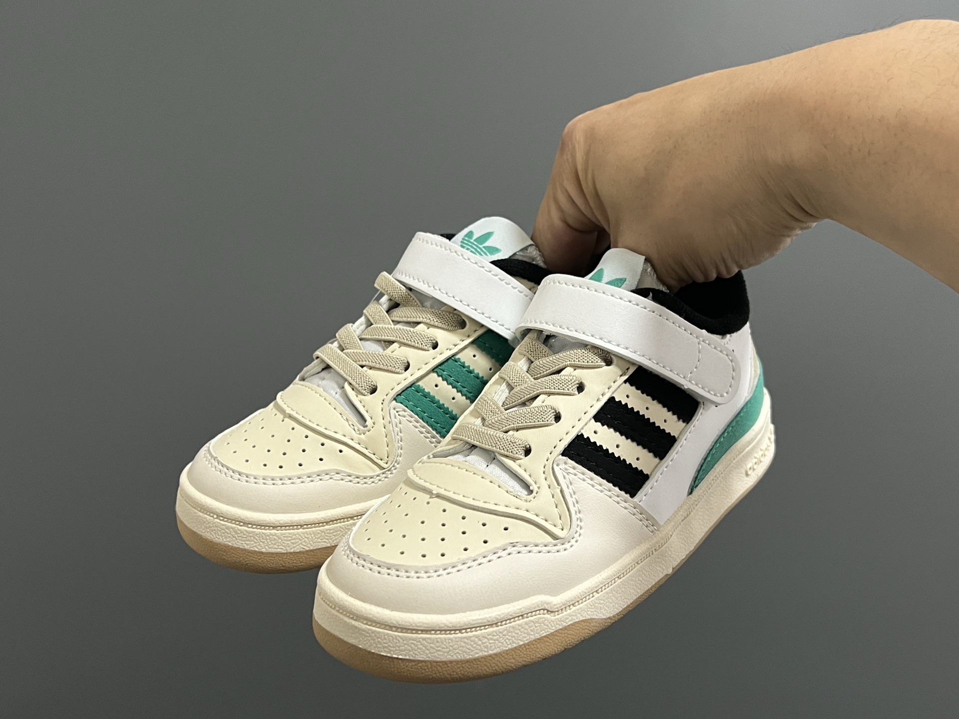 图片[2]-‼️‼️‼️ A家新款复古儿童魔术贴板鞋 尺码：26-37码 超赞的复古板鞋🆕 优质皮料，质感满满💯 魔术贴➕松紧带设计，穿脱方便✌🏻 橡胶耐磨防滑大底，脚感超赞👍🏻-选品中心