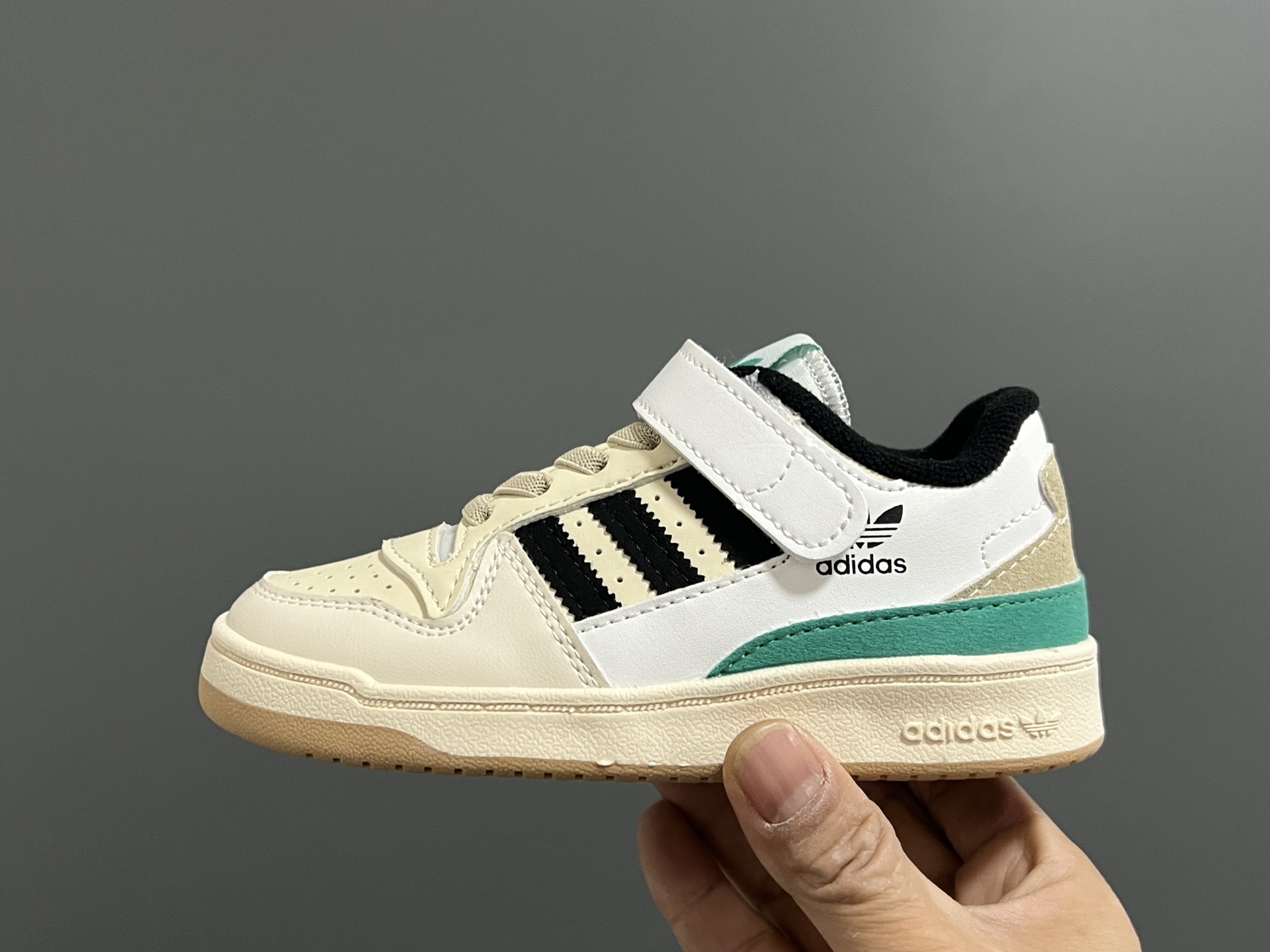 图片[4]-‼️‼️‼️ A家新款复古儿童魔术贴板鞋 尺码：26-37码 超赞的复古板鞋🆕 优质皮料，质感满满💯 魔术贴➕松紧带设计，穿脱方便✌🏻 橡胶耐磨防滑大底，脚感超赞👍🏻-选品中心