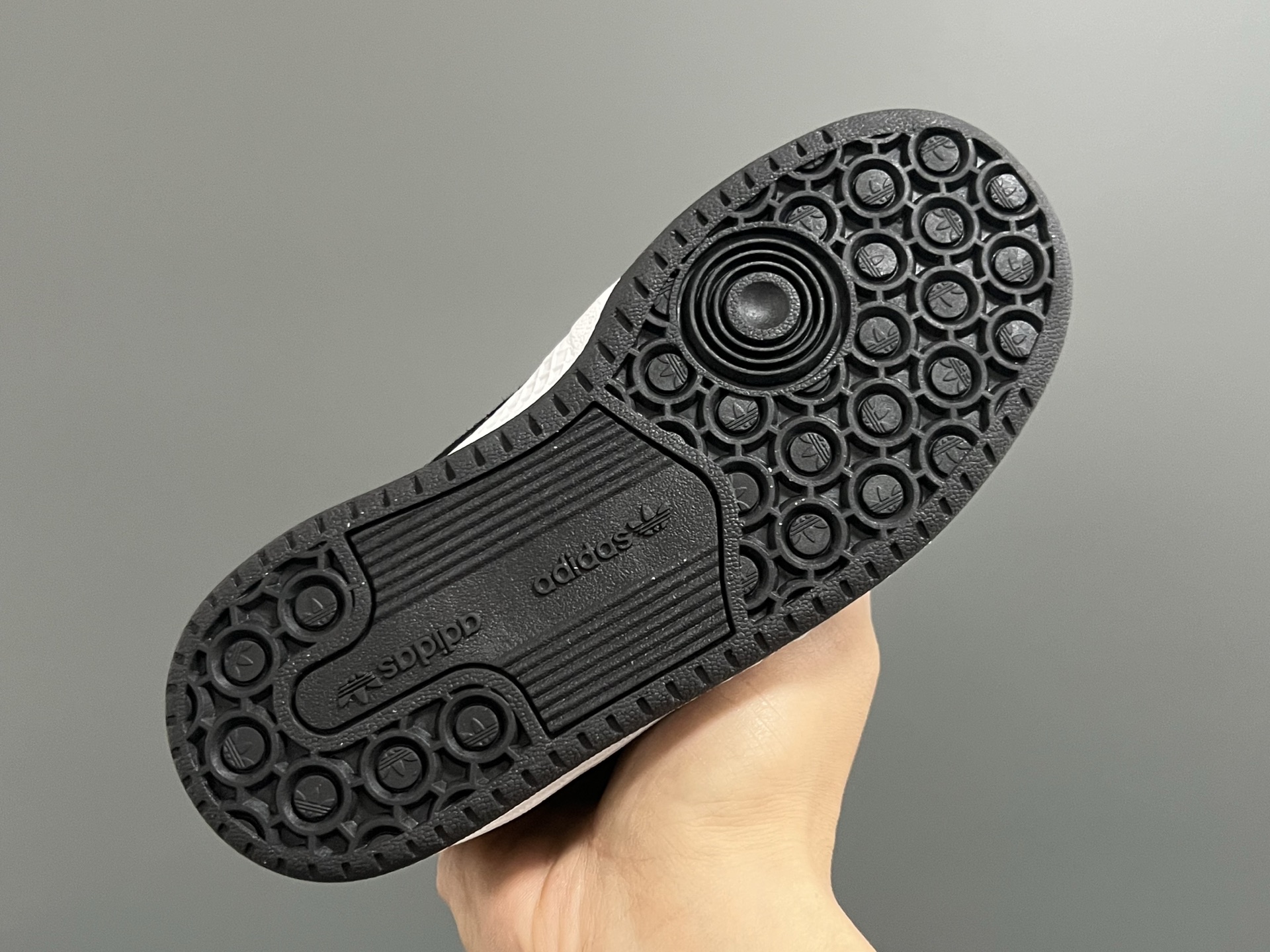 图片[5]-A家新款复古儿童魔术贴板鞋 尺码：26-37码 超赞的复古板鞋🆕 优质皮料，质感满满💯 魔术贴➕松紧带设计，穿脱方便✌🏻 橡胶耐磨防滑大底，脚感超赞👍🏻-选品中心