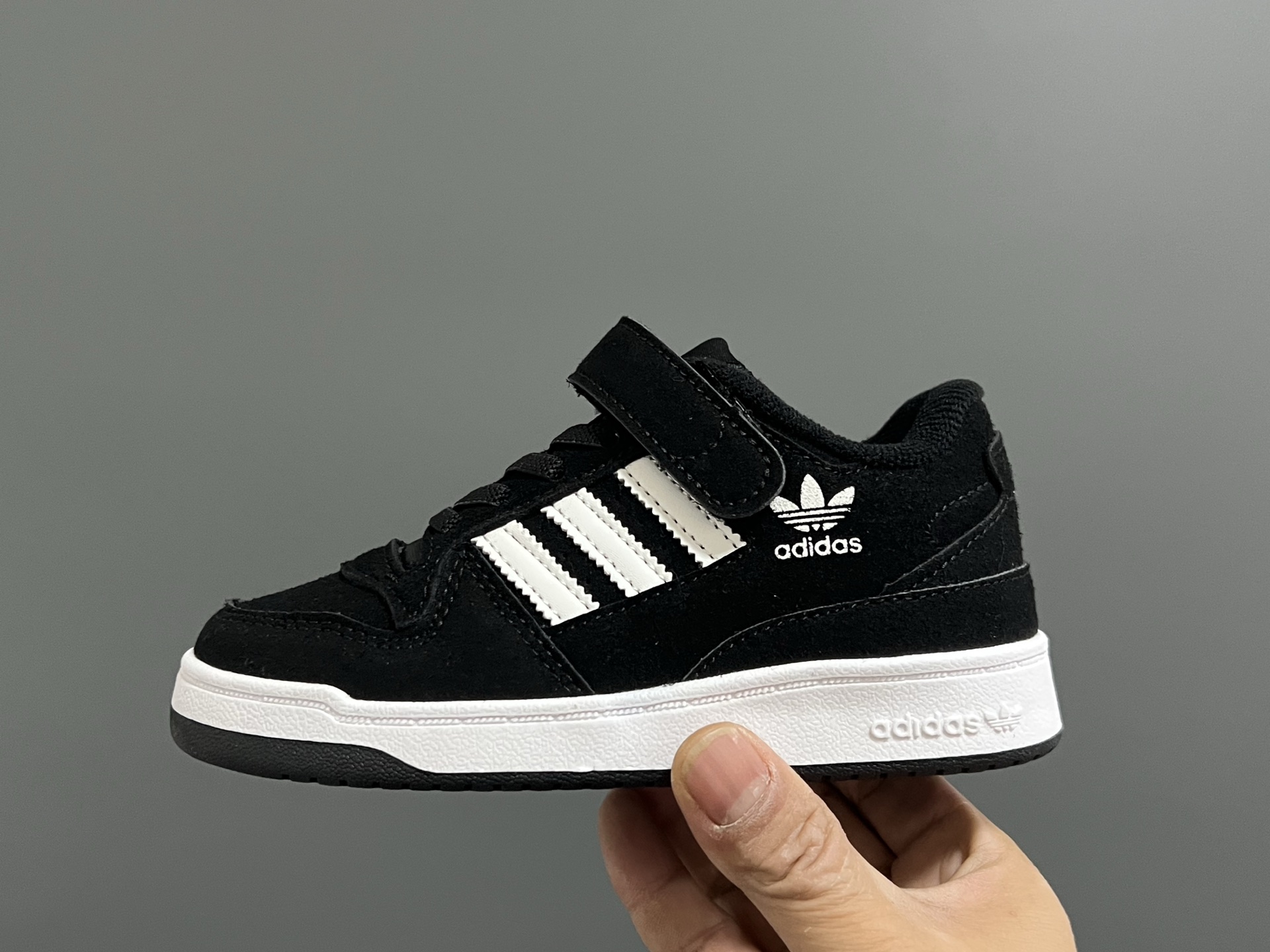 图片[4]-A家新款复古儿童魔术贴板鞋 尺码：26-37码 超赞的复古板鞋🆕 优质皮料，质感满满💯 魔术贴➕松紧带设计，穿脱方便✌🏻 橡胶耐磨防滑大底，脚感超赞👍🏻-选品中心