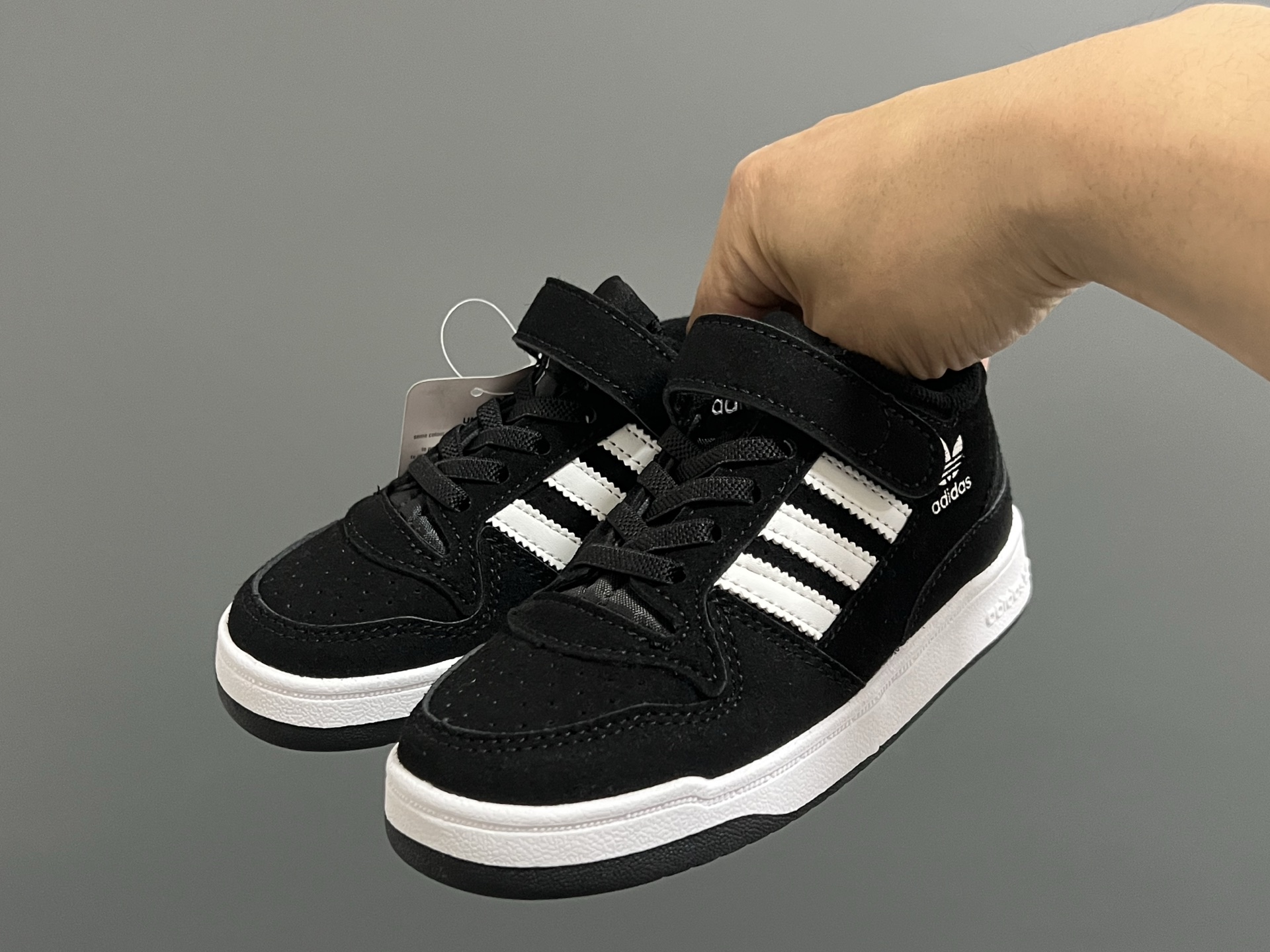 A家新款复古儿童魔术贴板鞋 尺码：26-37码 超赞的复古板鞋🆕 优质皮料，质感满满💯 魔术贴➕松紧带设计，穿脱方便✌🏻 橡胶耐磨防滑大底，脚感超赞👍🏻-选品中心