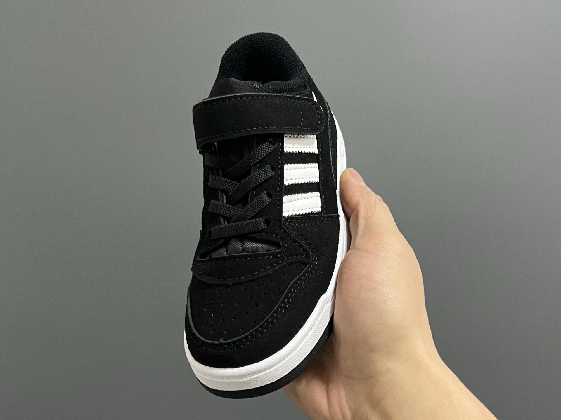 图片[3]-A家新款复古儿童魔术贴板鞋 尺码：26-37码 超赞的复古板鞋🆕 优质皮料，质感满满💯 魔术贴➕松紧带设计，穿脱方便✌🏻 橡胶耐磨防滑大底，脚感超赞👍🏻-选品中心