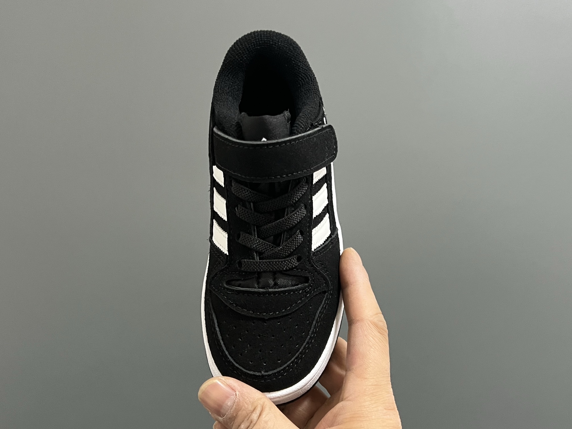 图片[8]-A家新款复古儿童魔术贴板鞋 尺码：26-37码 超赞的复古板鞋🆕 优质皮料，质感满满💯 魔术贴➕松紧带设计，穿脱方便✌🏻 橡胶耐磨防滑大底，脚感超赞👍🏻-选品中心