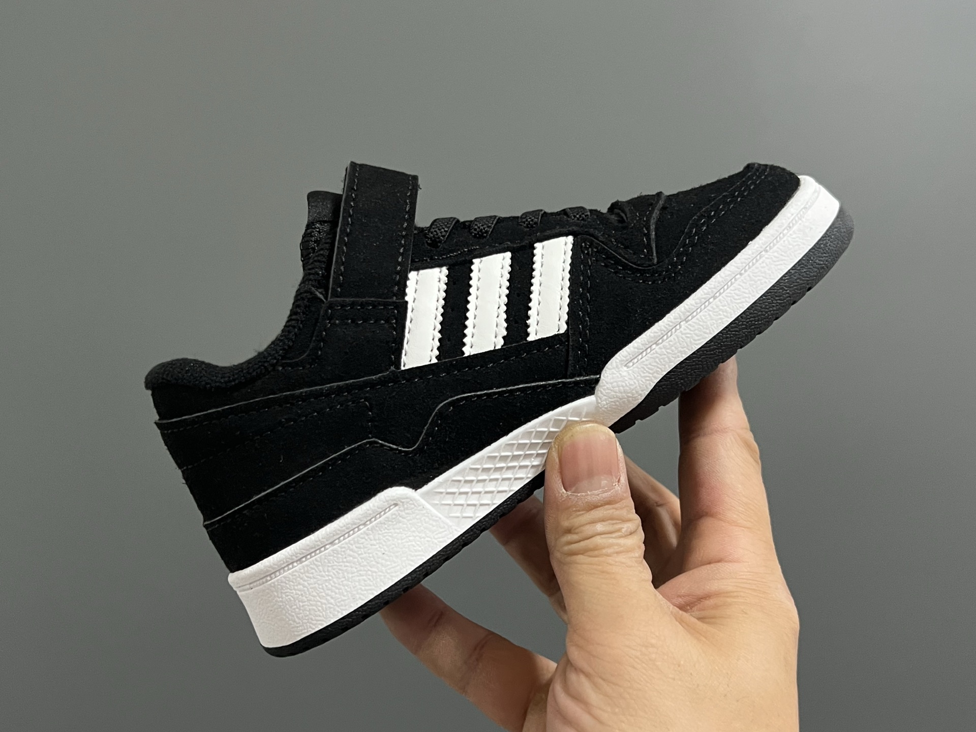 图片[6]-A家新款复古儿童魔术贴板鞋 尺码：26-37码 超赞的复古板鞋🆕 优质皮料，质感满满💯 魔术贴➕松紧带设计，穿脱方便✌🏻 橡胶耐磨防滑大底，脚感超赞👍🏻-选品中心