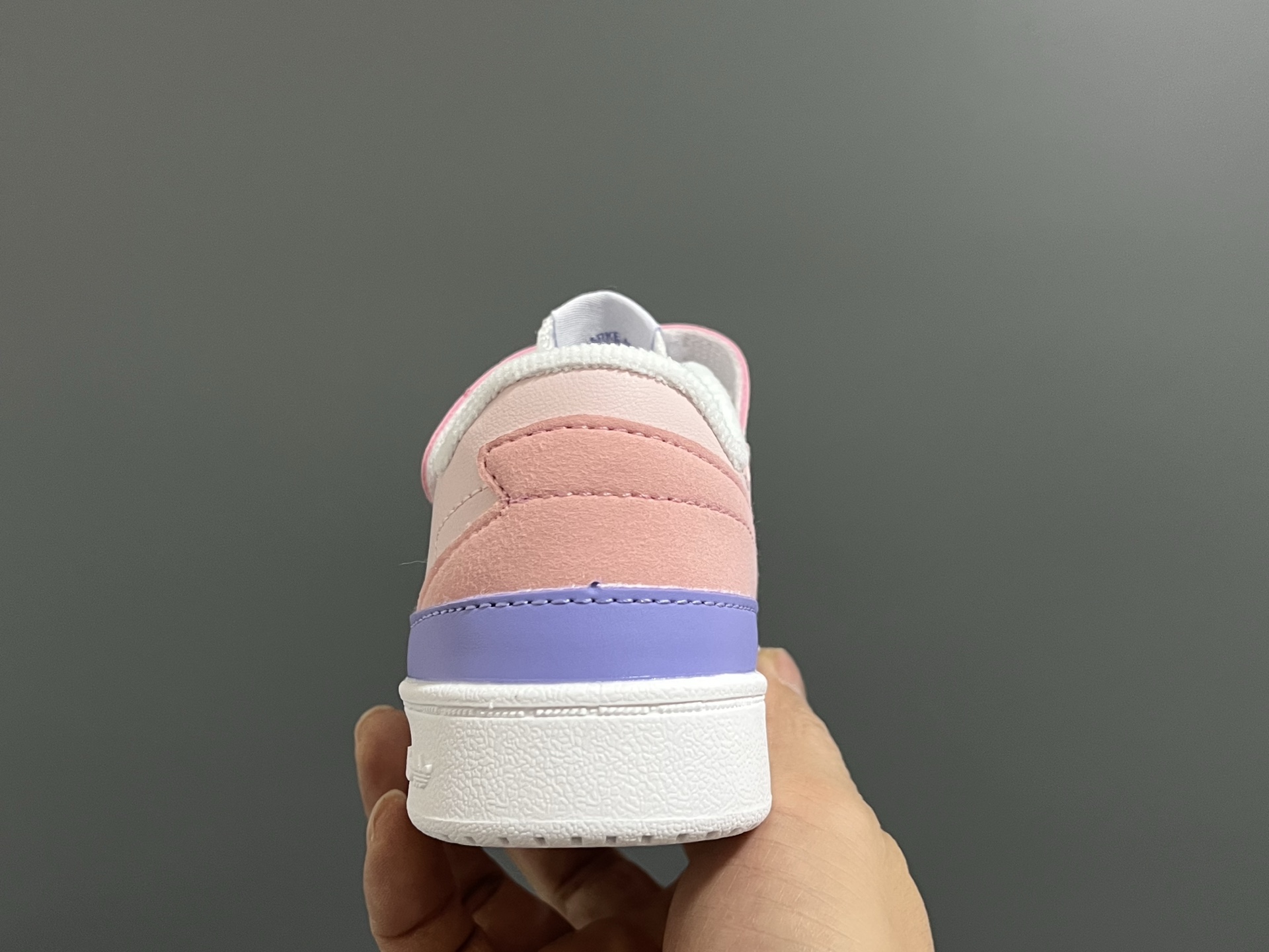 图片[5]-A家新款复古儿童魔术贴板鞋 尺码：26-37码 超赞的复古板鞋🆕 优质皮料，质感满满💯 魔术贴➕松紧带设计，穿脱方便✌🏻 橡胶耐磨防滑大底，脚感超赞👍🏻-选品中心