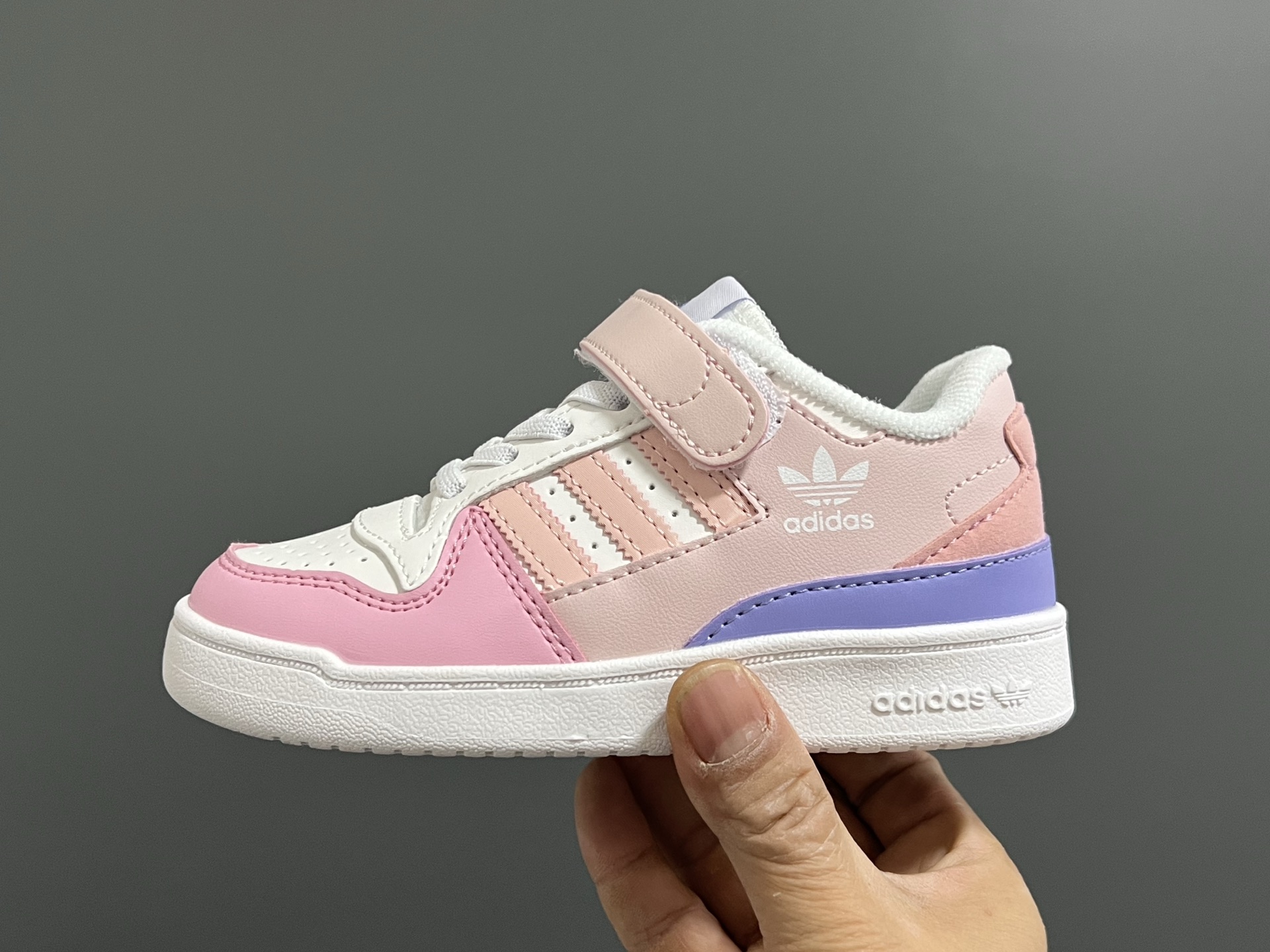 图片[4]-A家新款复古儿童魔术贴板鞋 尺码：26-37码 超赞的复古板鞋🆕 优质皮料，质感满满💯 魔术贴➕松紧带设计，穿脱方便✌🏻 橡胶耐磨防滑大底，脚感超赞👍🏻-选品中心