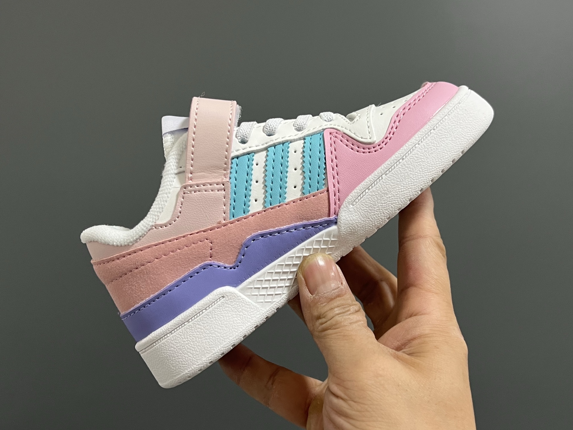 图片[6]-A家新款复古儿童魔术贴板鞋 尺码：26-37码 超赞的复古板鞋🆕 优质皮料，质感满满💯 魔术贴➕松紧带设计，穿脱方便✌🏻 橡胶耐磨防滑大底，脚感超赞👍🏻-选品中心