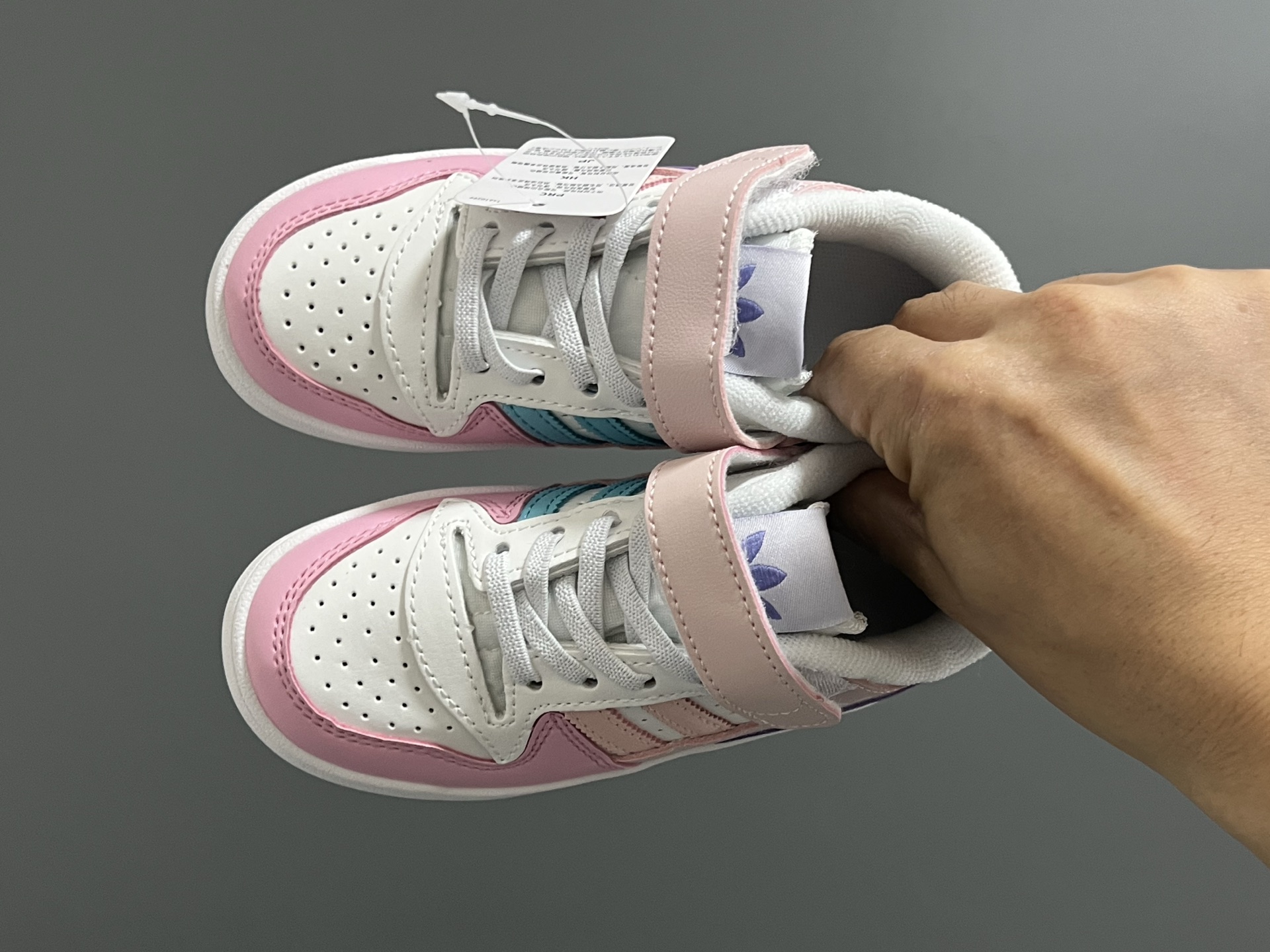 A家新款复古儿童魔术贴板鞋 尺码：26-37码 超赞的复古板鞋🆕 优质皮料，质感满满💯 魔术贴➕松紧带设计，穿脱方便✌🏻 橡胶耐磨防滑大底，脚感超赞👍🏻-选品中心