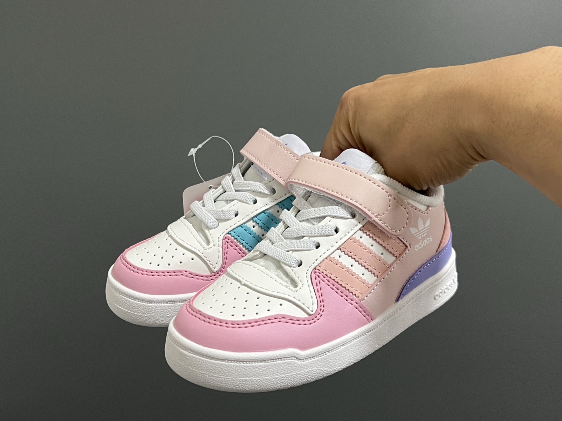 图片[2]-A家新款复古儿童魔术贴板鞋 尺码：26-37码 超赞的复古板鞋🆕 优质皮料，质感满满💯 魔术贴➕松紧带设计，穿脱方便✌🏻 橡胶耐磨防滑大底，脚感超赞👍🏻-选品中心