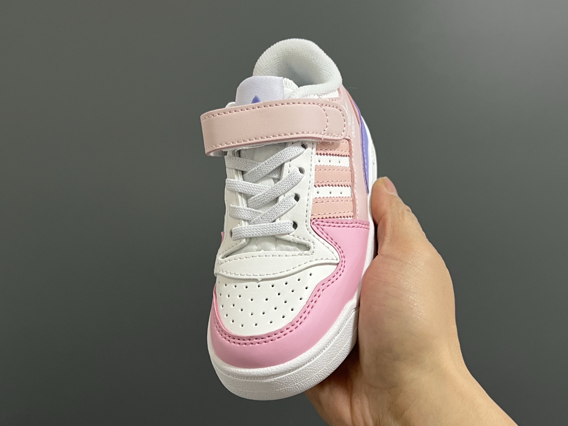 图片[3]-A家新款复古儿童魔术贴板鞋 尺码：26-37码 超赞的复古板鞋🆕 优质皮料，质感满满💯 魔术贴➕松紧带设计，穿脱方便✌🏻 橡胶耐磨防滑大底，脚感超赞👍🏻-选品中心