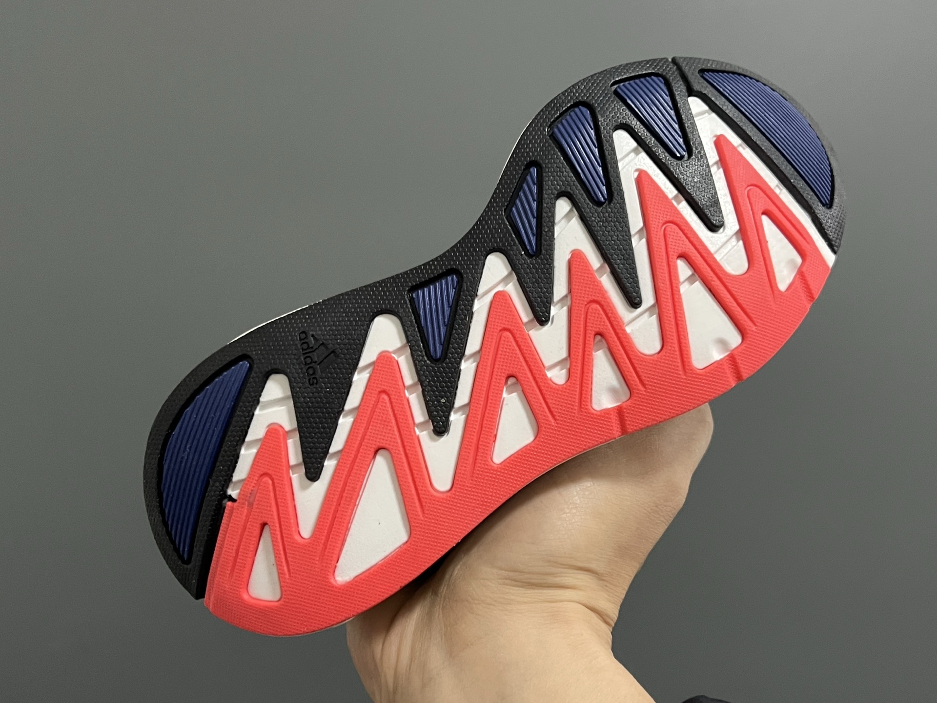 图片[5]-A家新款儿童鞋带扣摇摆运动鞋 尺码：28-35码 阿迪蕞新款摇摆鞋🆕 优质网面拼接☁️ 鞋带扣设计、穿脱便捷✌🏻 软弹后跟，脚感不言而喻✔️-选品中心