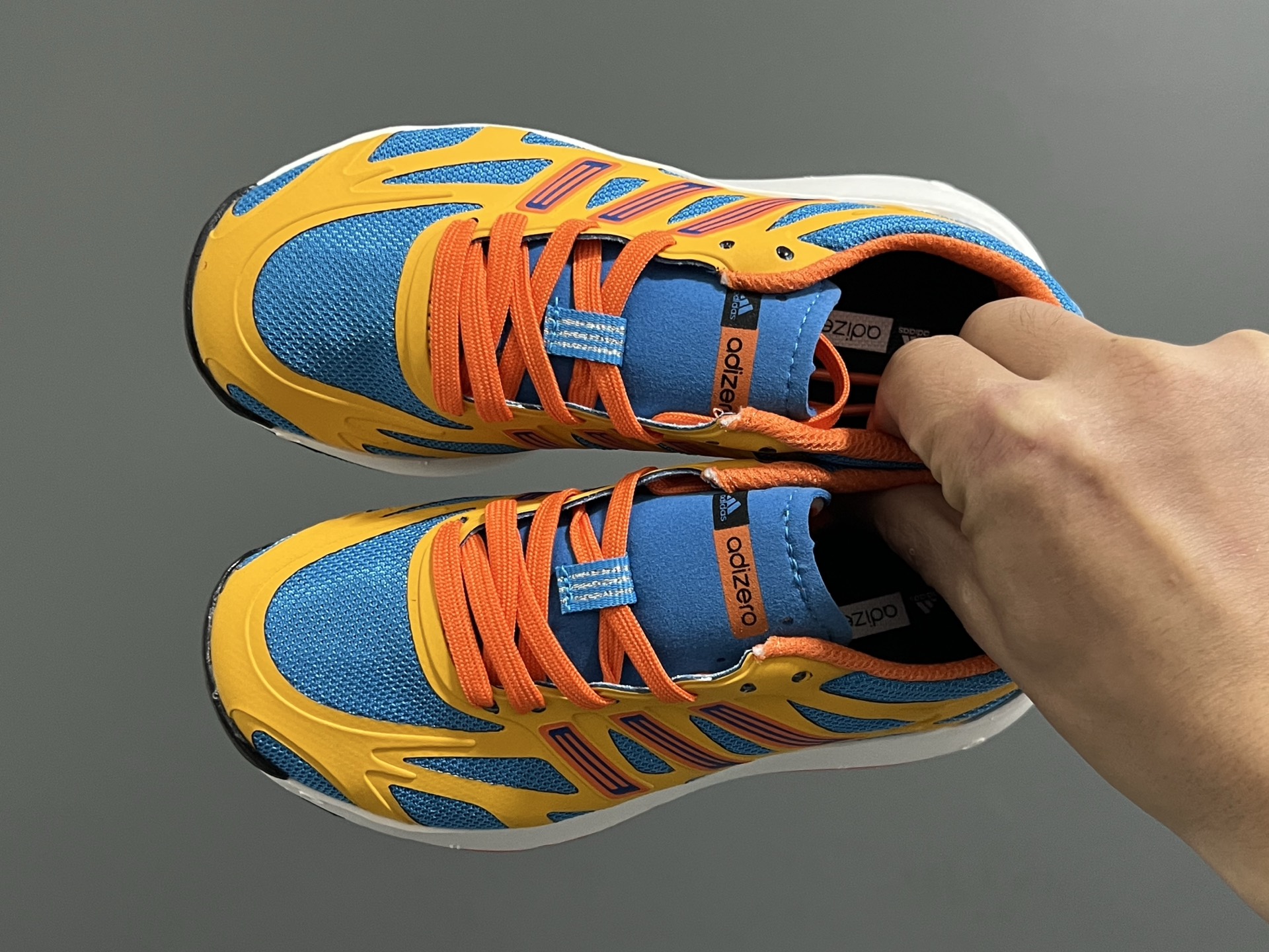 图片[2]-A家新款儿童鞋带扣摇摆运动鞋 尺码：28-35码 阿迪蕞新款摇摆鞋🆕 优质网面拼接☁️ 鞋带扣设计、穿脱便捷✌🏻 软弹后跟，脚感不言而喻✔️-选品中心