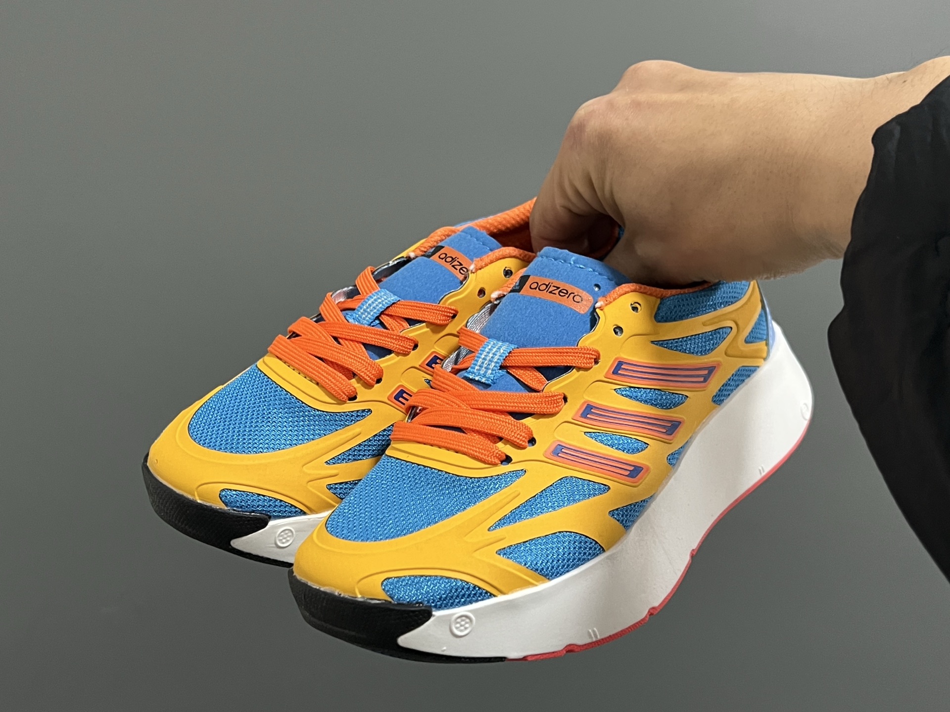 A家新款儿童鞋带扣摇摆运动鞋 尺码：28-35码 阿迪蕞新款摇摆鞋🆕 优质网面拼接☁️ 鞋带扣设计、穿脱便捷✌🏻 软弹后跟，脚感不言而喻✔️-选品中心