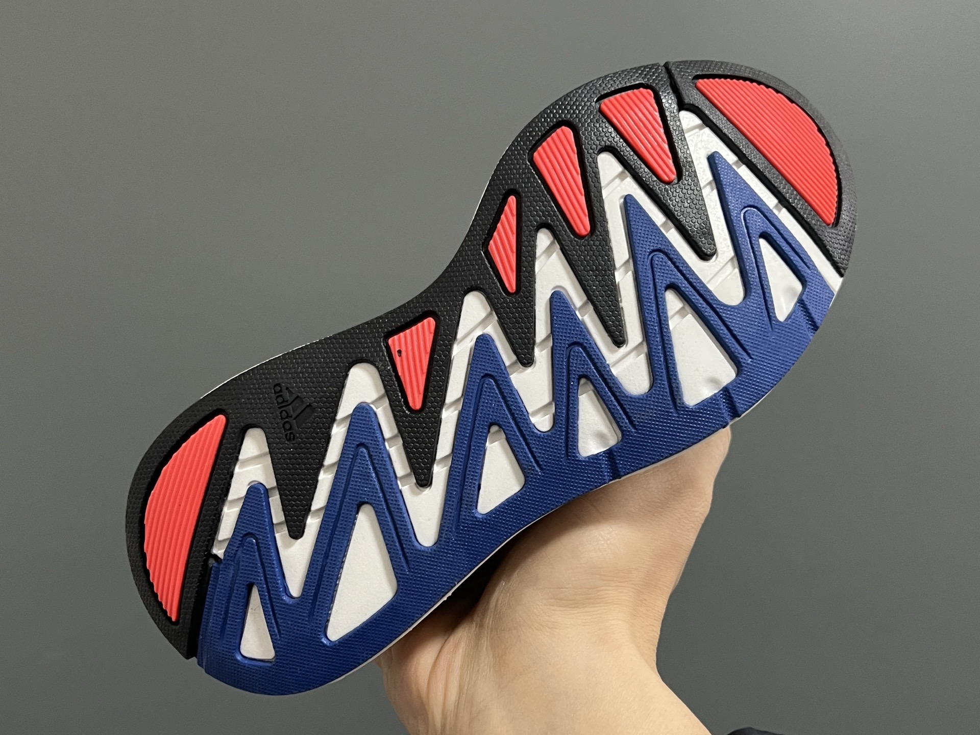 图片[5]-A家新款儿童鞋带扣摇摆运动鞋 尺码：28-35码 阿迪蕞新款摇摆鞋🆕 优质网面拼接☁️ 鞋带扣设计、穿脱便捷✌🏻 软弹后跟，脚感不言而喻✔️-选品中心