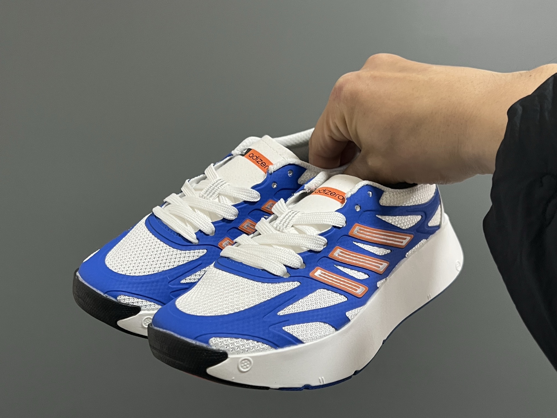 图片[2]-A家新款儿童鞋带扣摇摆运动鞋 尺码：28-35码 阿迪蕞新款摇摆鞋🆕 优质网面拼接☁️ 鞋带扣设计、穿脱便捷✌🏻 软弹后跟，脚感不言而喻✔️-选品中心