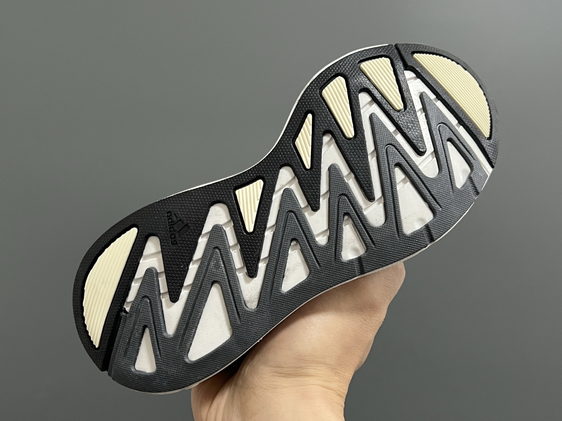 图片[5]-A家新款儿童鞋带扣摇摆运动鞋 尺码：28-35码 阿迪蕞新款摇摆鞋🆕 优质网面拼接☁️ 鞋带扣设计、穿脱便捷✌🏻 软弹后跟，脚感不言而喻✔️-选品中心