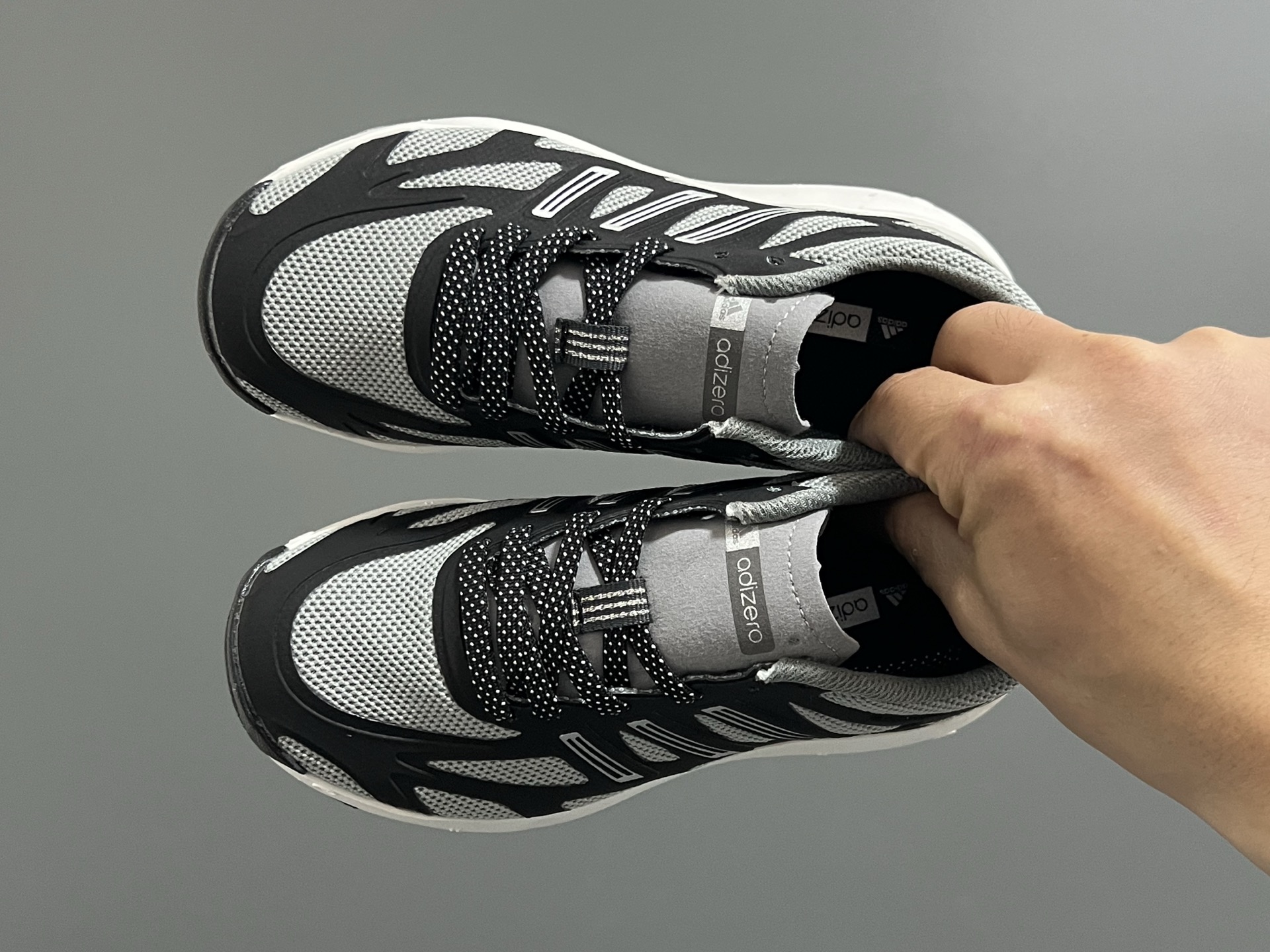 A家新款儿童鞋带扣摇摆运动鞋 尺码：28-35码 阿迪蕞新款摇摆鞋🆕 优质网面拼接☁️ 鞋带扣设计、穿脱便捷✌🏻 软弹后跟，脚感不言而喻✔️-选品中心