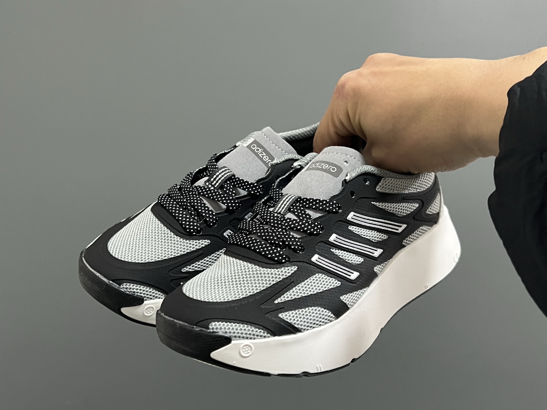 图片[2]-A家新款儿童鞋带扣摇摆运动鞋 尺码：28-35码 阿迪蕞新款摇摆鞋🆕 优质网面拼接☁️ 鞋带扣设计、穿脱便捷✌🏻 软弹后跟，脚感不言而喻✔️-选品中心