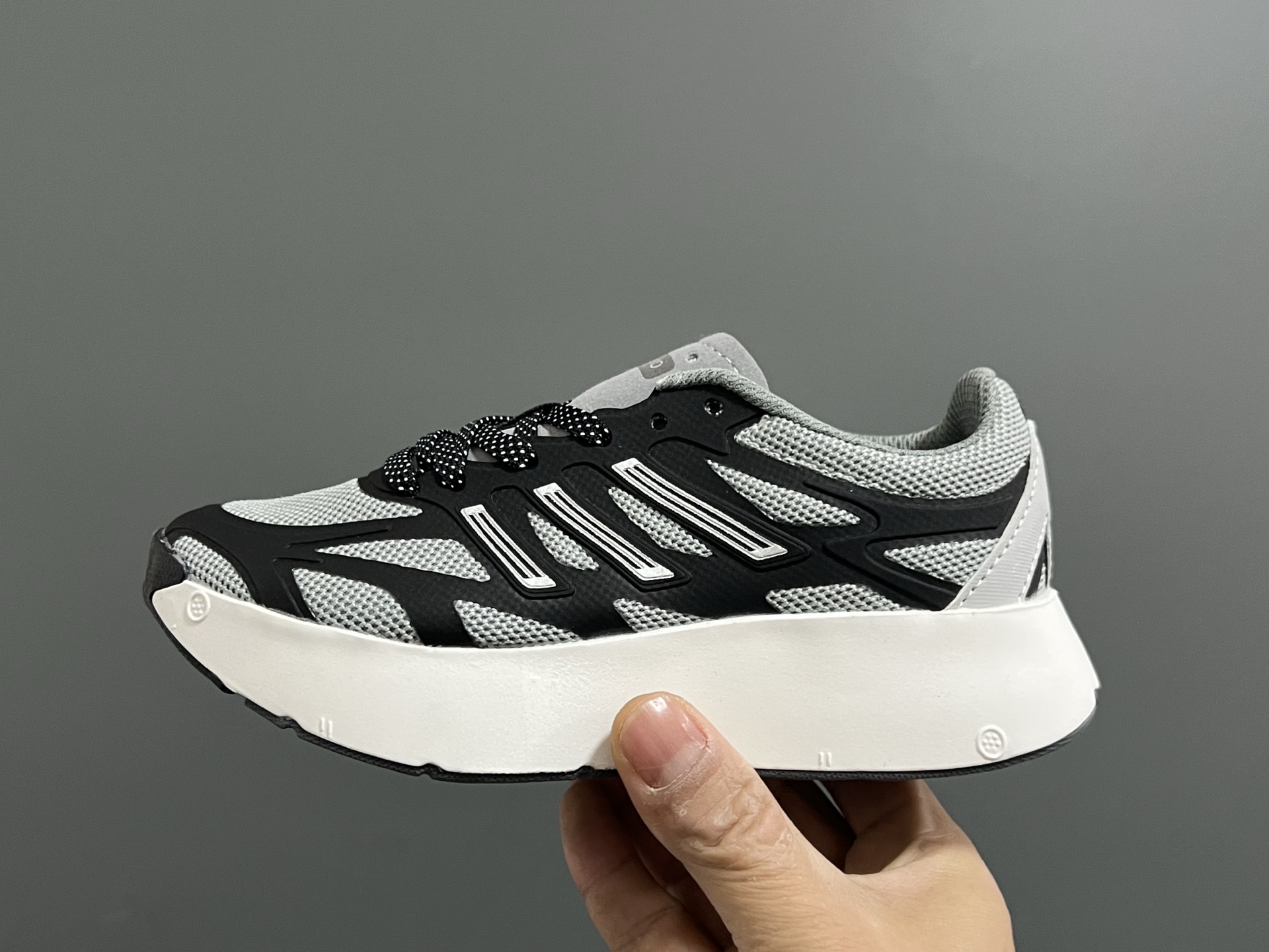 图片[4]-A家新款儿童鞋带扣摇摆运动鞋 尺码：28-35码 阿迪蕞新款摇摆鞋🆕 优质网面拼接☁️ 鞋带扣设计、穿脱便捷✌🏻 软弹后跟，脚感不言而喻✔️-选品中心