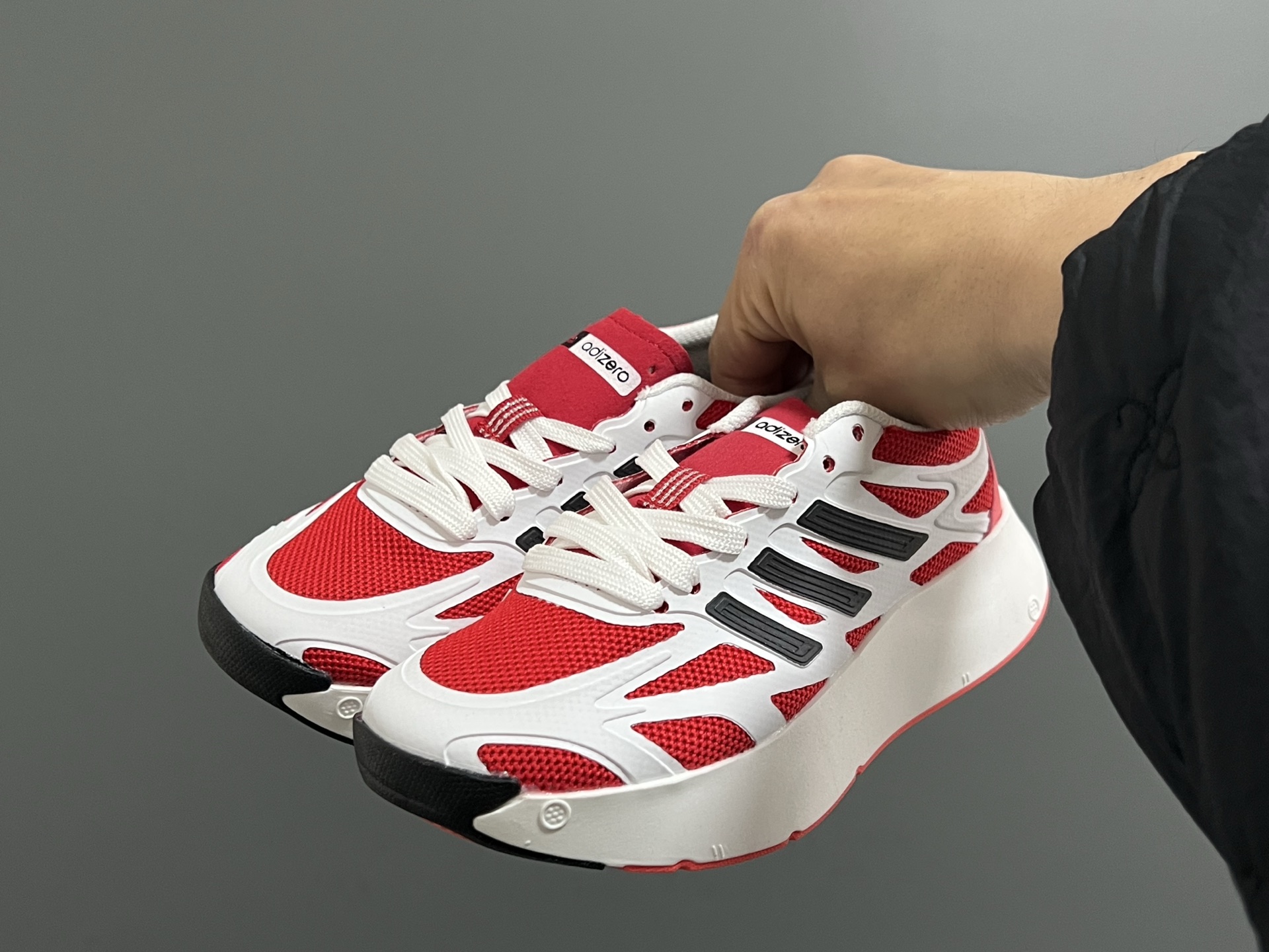 图片[2]-A家新款儿童鞋带扣摇摆运动鞋 尺码：28-35码 阿迪蕞新款摇摆鞋🆕 优质网面拼接☁️ 鞋带扣设计、穿脱便捷✌🏻 软弹后跟，脚感不言而喻✔️-选品中心