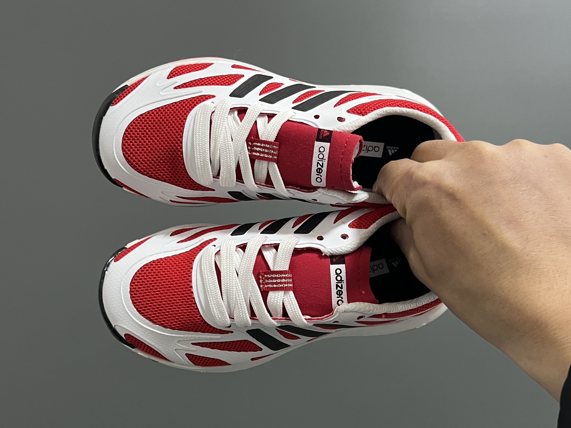 A家新款儿童鞋带扣摇摆运动鞋 尺码：28-35码 阿迪蕞新款摇摆鞋🆕 优质网面拼接☁️ 鞋带扣设计、穿脱便捷✌🏻 软弹后跟，脚感不言而喻✔️-选品中心