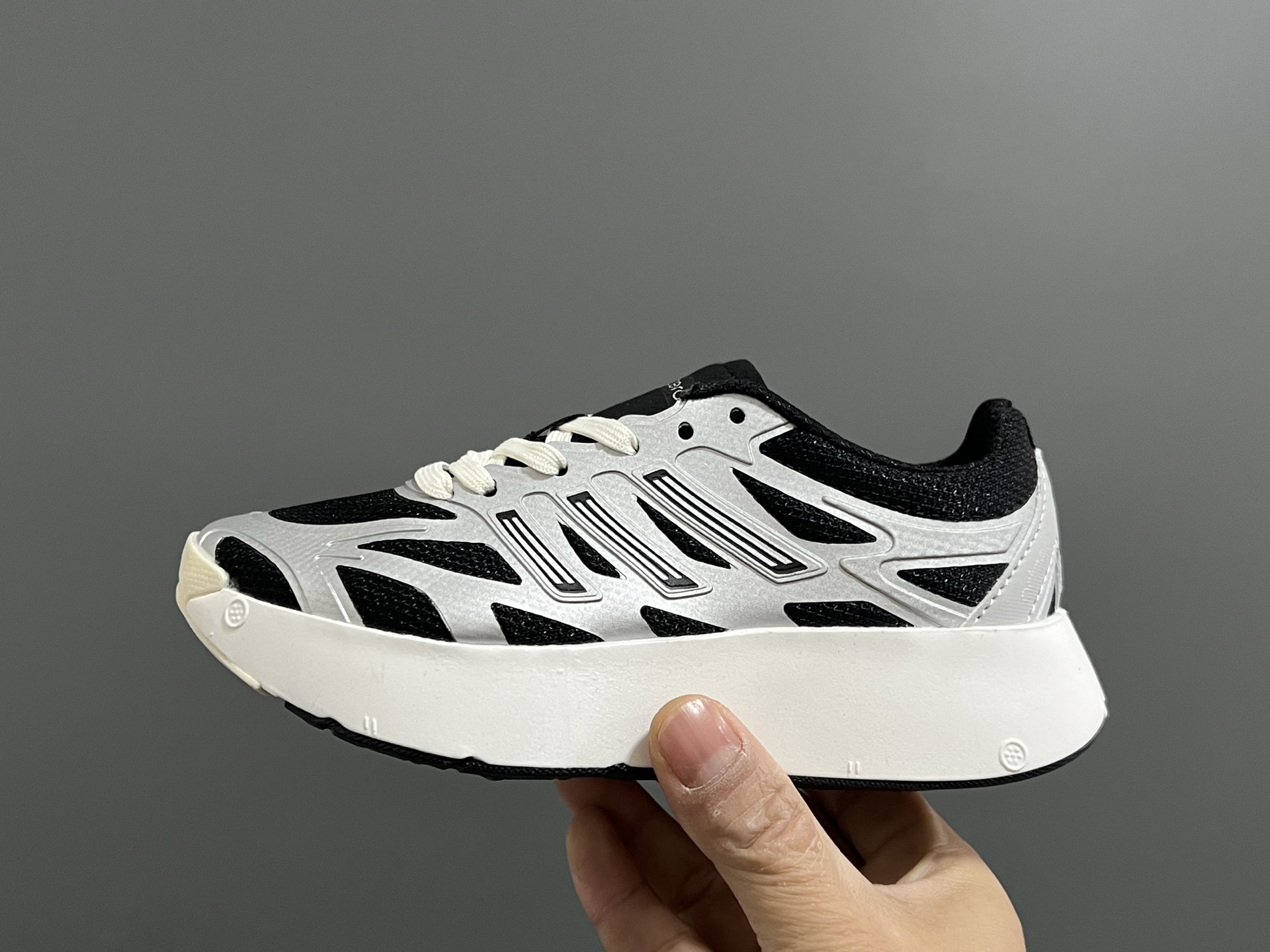 图片[4]-A家新款儿童鞋带扣摇摆运动鞋 尺码：28-35码 阿迪蕞新款摇摆鞋🆕 优质网面拼接☁️ 鞋带扣设计、穿脱便捷✌🏻 软弹后跟，脚感不言而喻✔️-选品中心