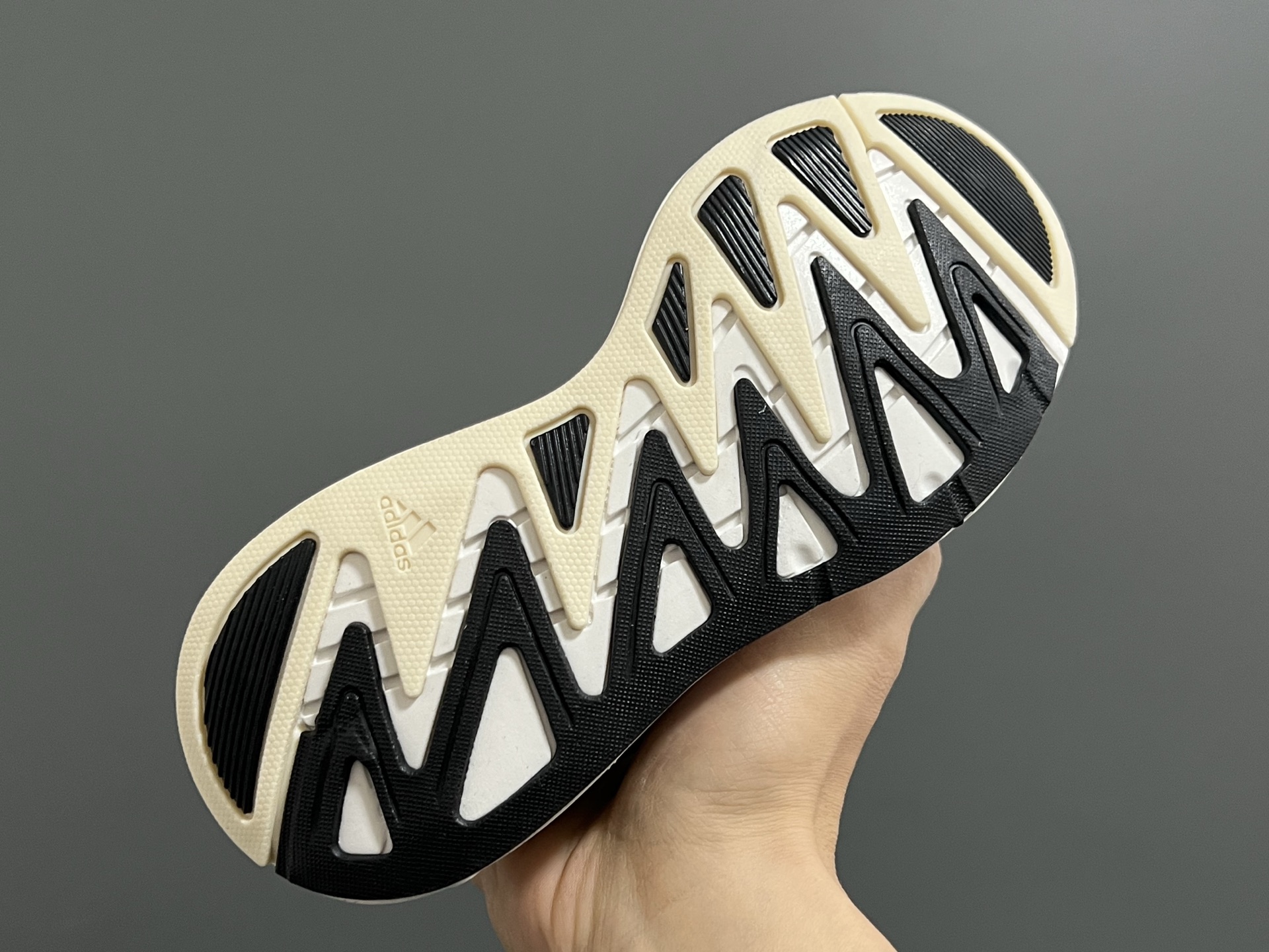 图片[5]-A家新款儿童鞋带扣摇摆运动鞋 尺码：28-35码 阿迪蕞新款摇摆鞋🆕 优质网面拼接☁️ 鞋带扣设计、穿脱便捷✌🏻 软弹后跟，脚感不言而喻✔️-选品中心