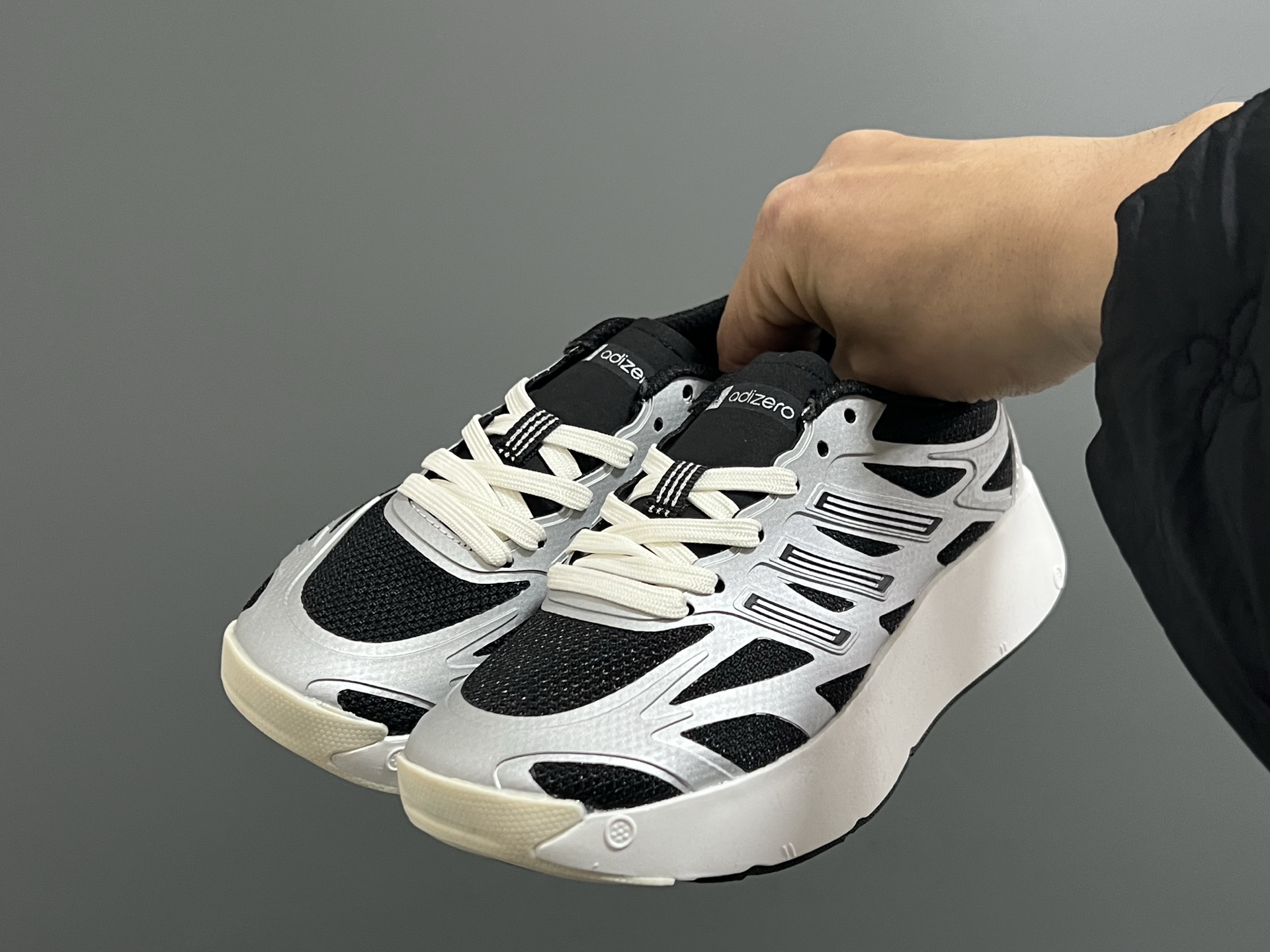 图片[2]-A家新款儿童鞋带扣摇摆运动鞋 尺码：28-35码 阿迪蕞新款摇摆鞋🆕 优质网面拼接☁️ 鞋带扣设计、穿脱便捷✌🏻 软弹后跟，脚感不言而喻✔️-选品中心