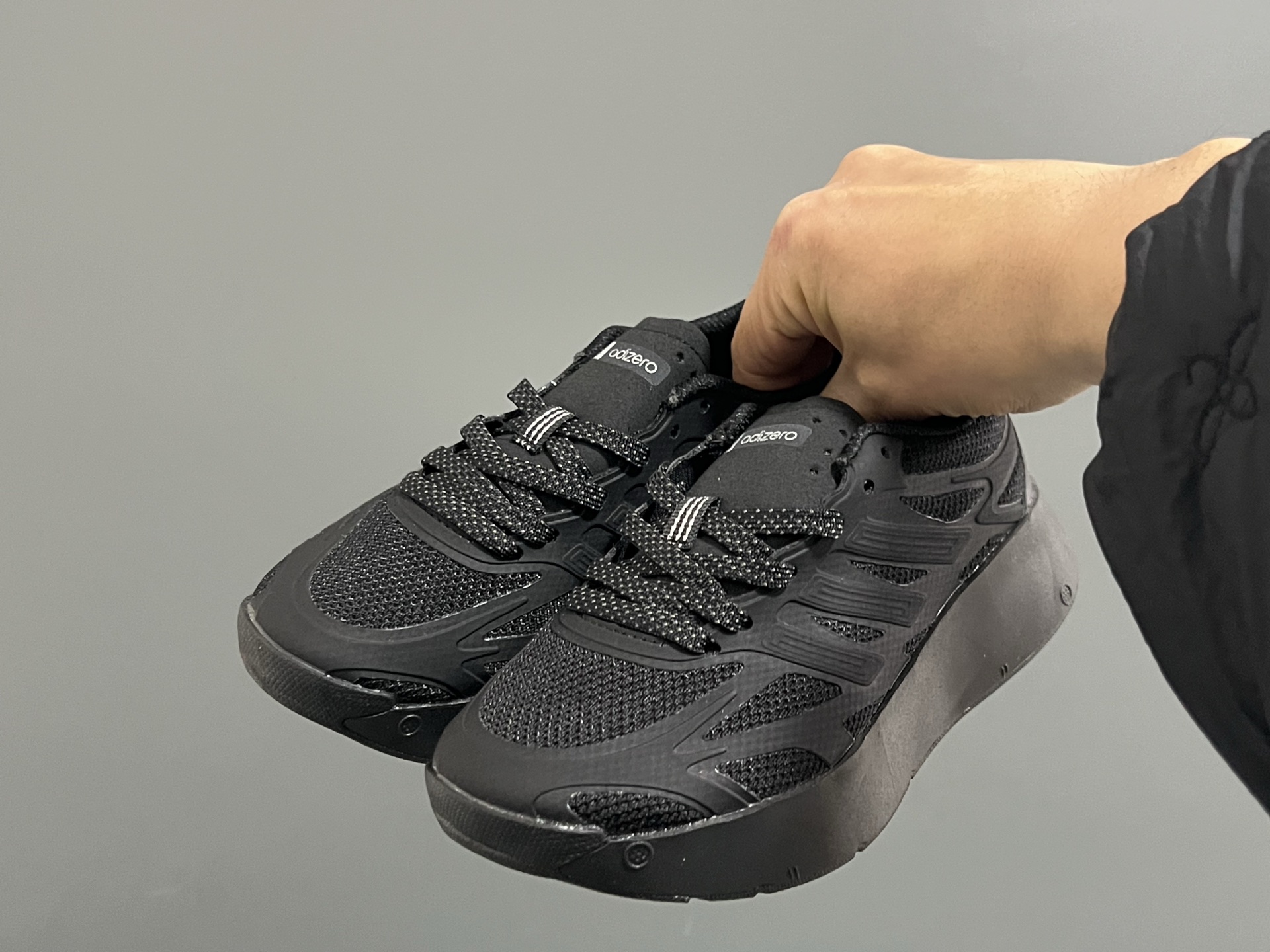 图片[2]-A家新款儿童鞋带扣摇摆运动鞋 尺码：28-35码 阿迪蕞新款摇摆鞋🆕 优质网面拼接☁️ 鞋带扣设计、穿脱便捷✌🏻 软弹后跟，脚感不言而喻✔️-选品中心