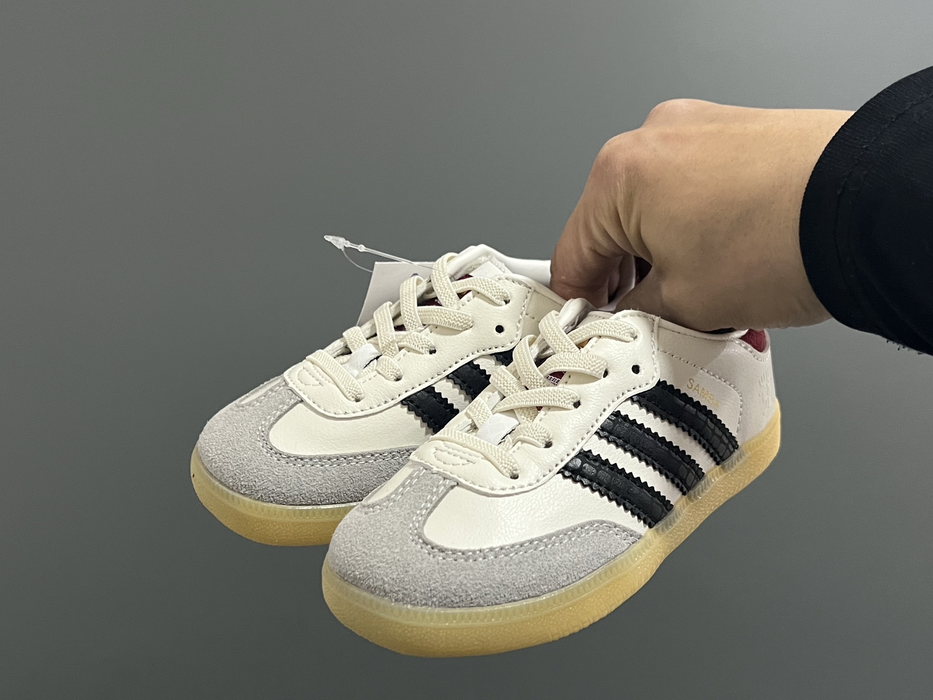 AD德训新年限定色儿童休闲鞋（小童） 尺码：22-27码松紧带 经典德训系列🆕 大小童匠心打造❤️ 小童松紧带，大童鞋带款 原装精致细节‼️ 质感满分💯 新年限定配色，满分推荐✔️-选品中心