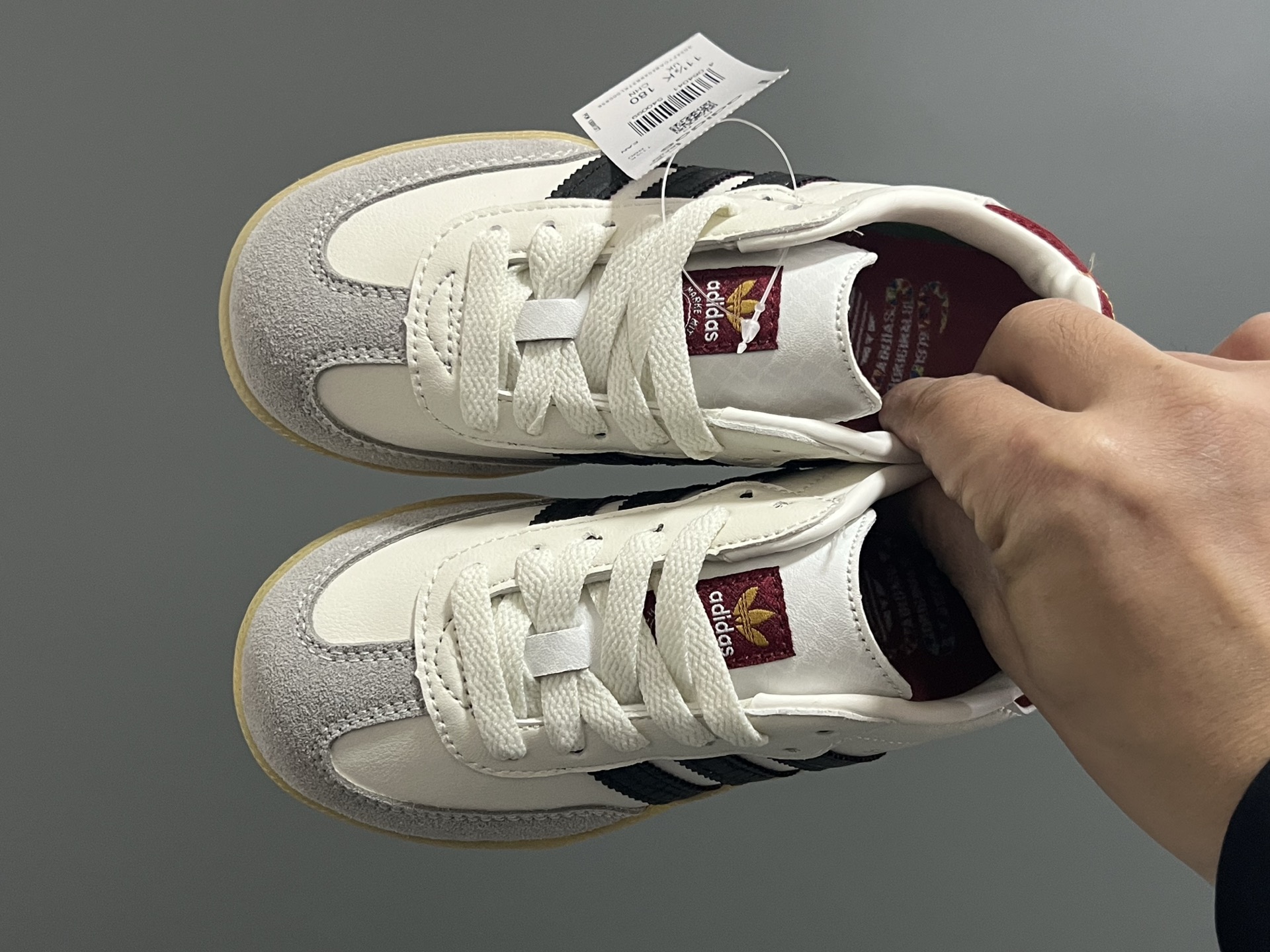 AD德训新年限定色儿童休闲鞋（大童） 尺码：28-37码鞋带款 经典德训系列🆕 大小童匠心打造❤️ 小童松紧带，大童鞋带款 原装精致细节‼️ 质感满分💯 新年限定配色，满分推荐✔️-选品中心